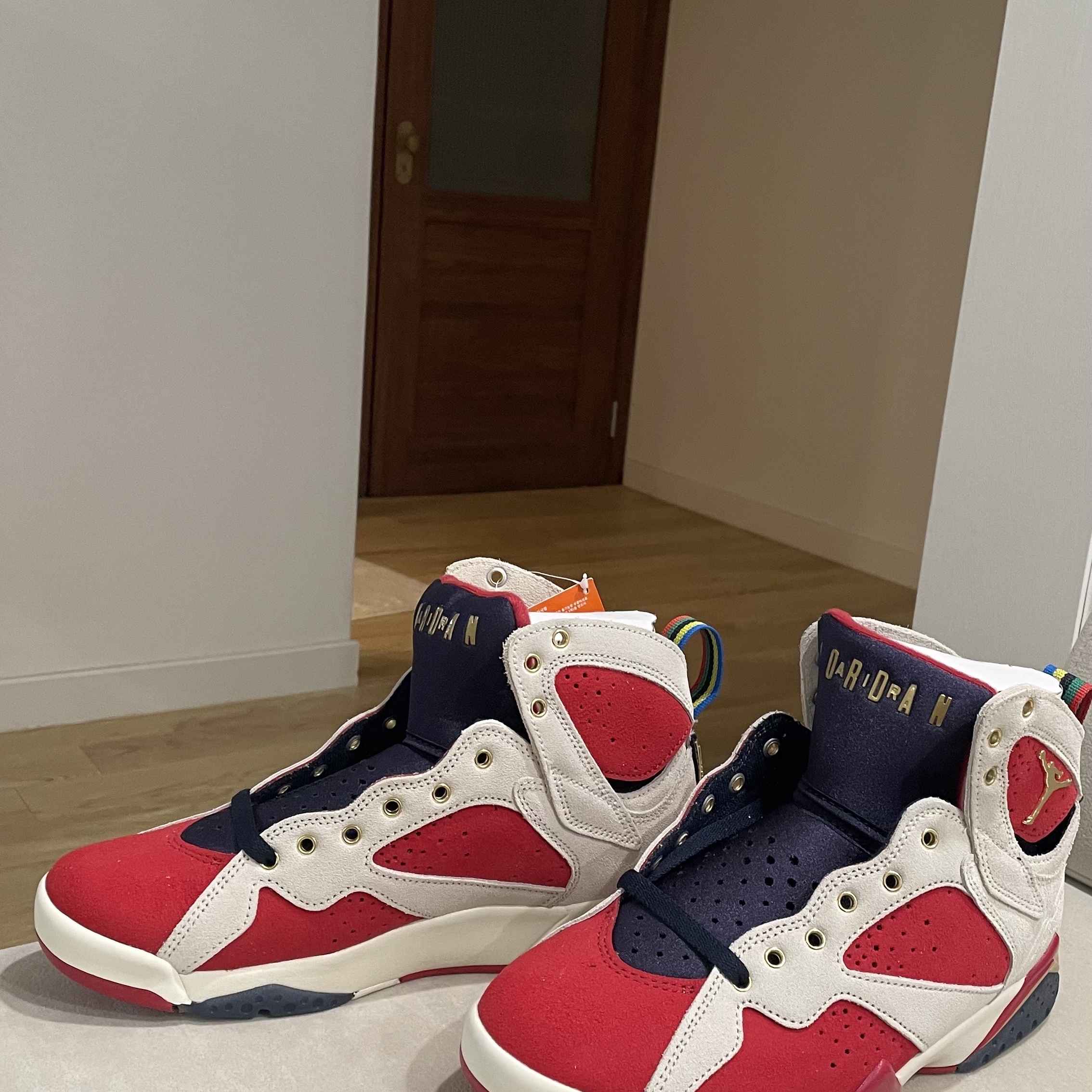 Jordan 7 x Trophy Room Retro SP True Red and Obsidian 착용 스타일 - 2