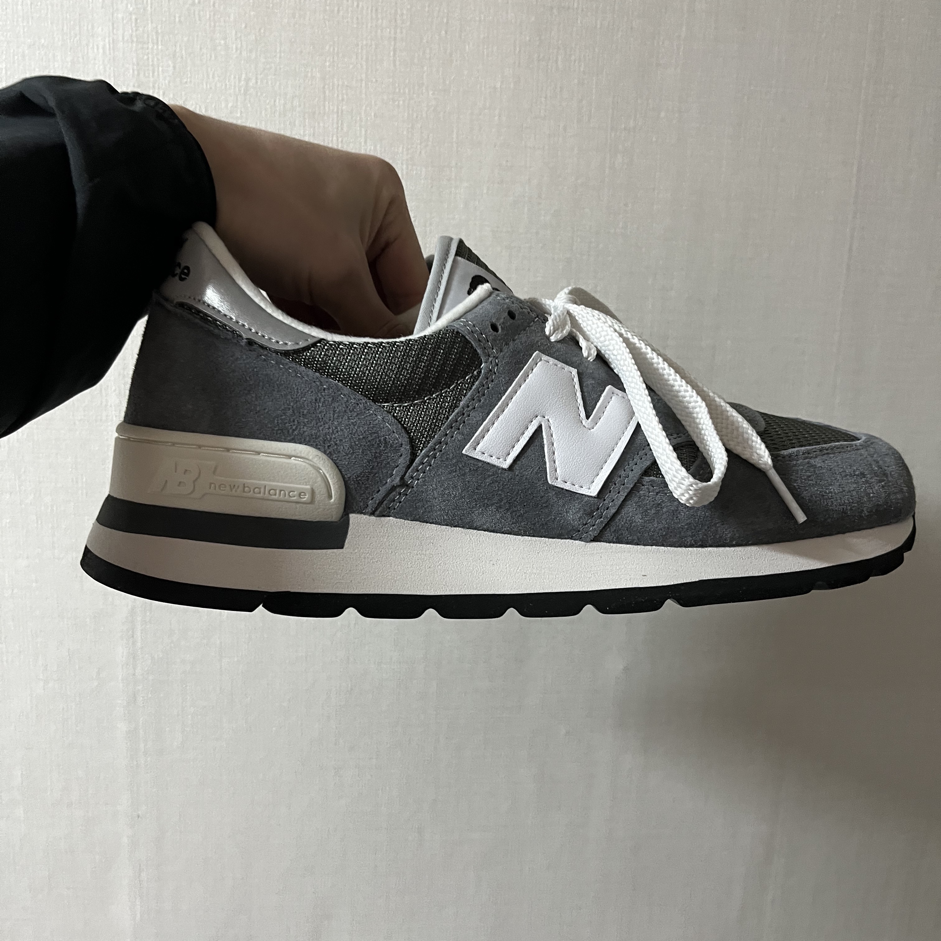 New Balance 990v1 Made in USA Grey White 착용 스타일 - 1