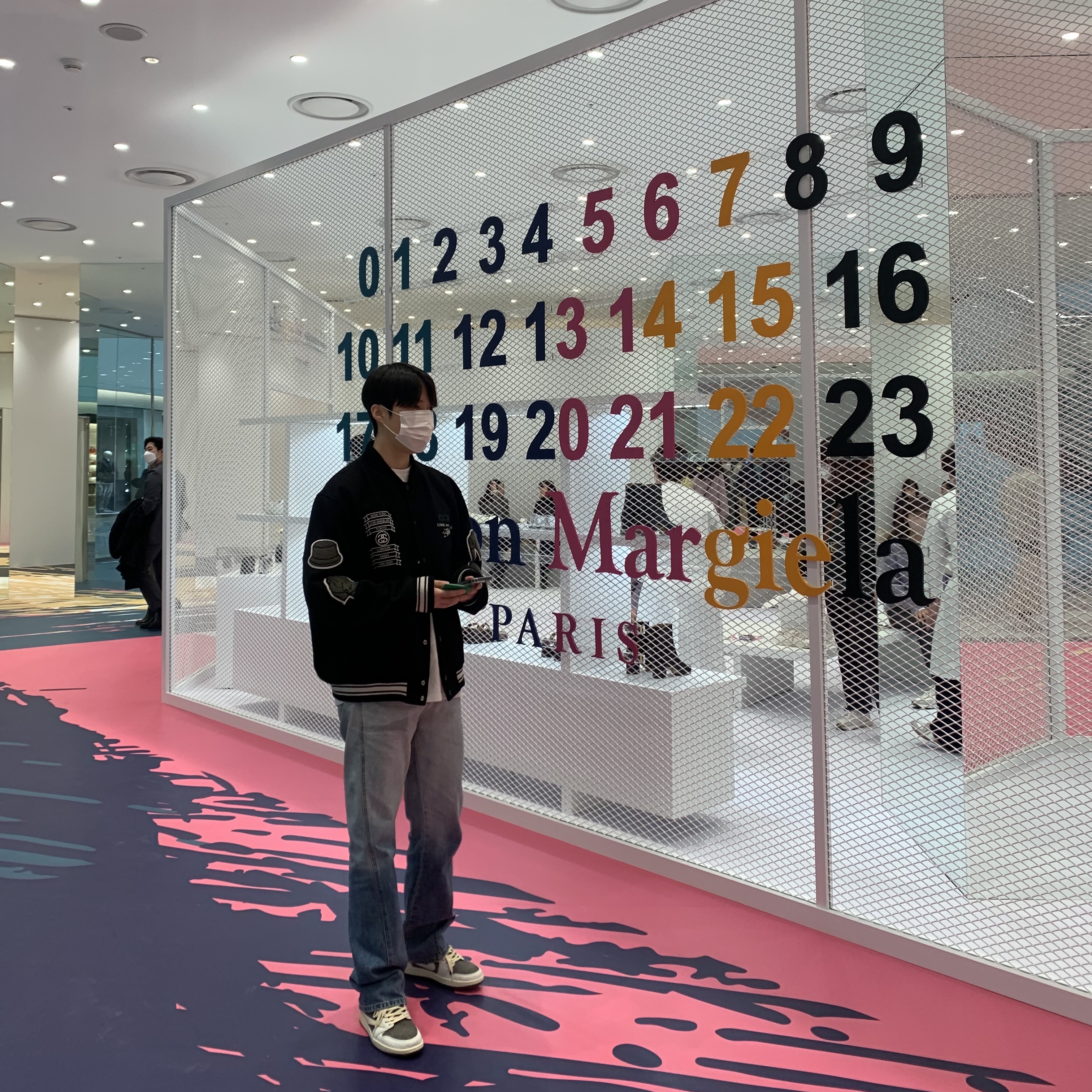 Jordan 1 x Travis Scott Retro Low OG SP Sail and Ridgerock, Stussy x CDG Varsity Jacket 착용 스타일 - 3