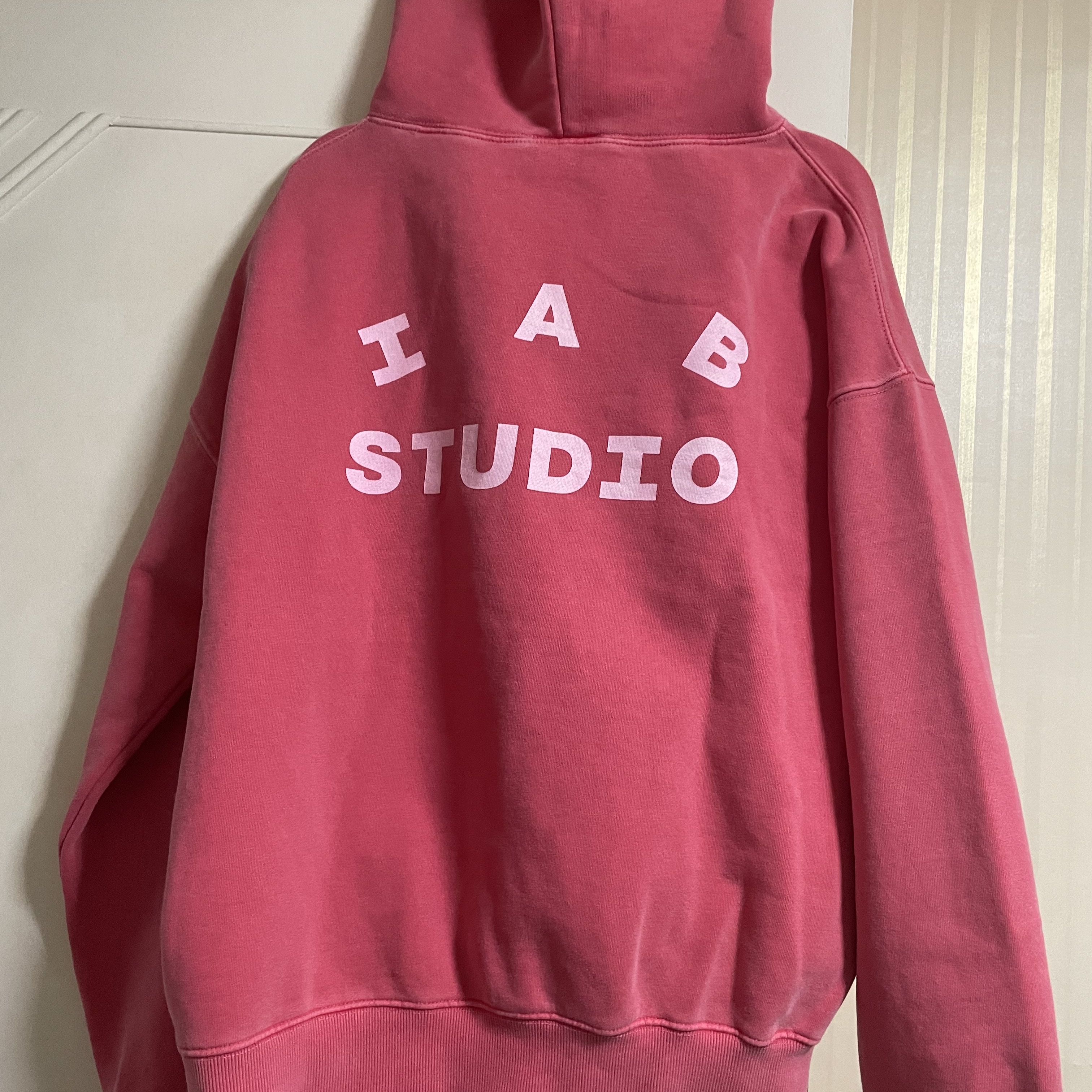 IAB Studio Pigment Hoodie & Sack Coral 착용 스타일