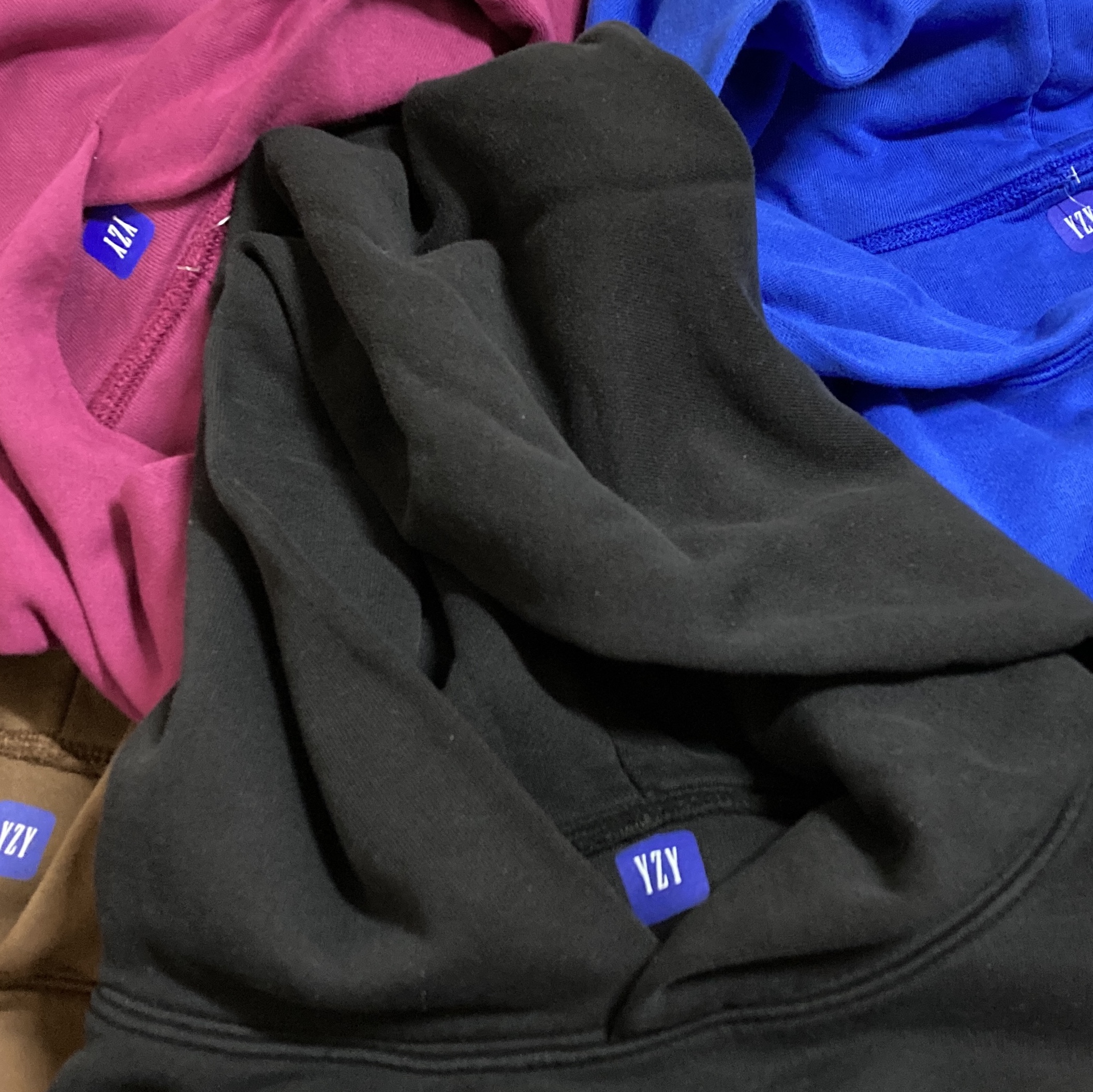 Yeezy Gap Hoodie Black, Yeezy Gap Hoodie Blue 착용 스타일