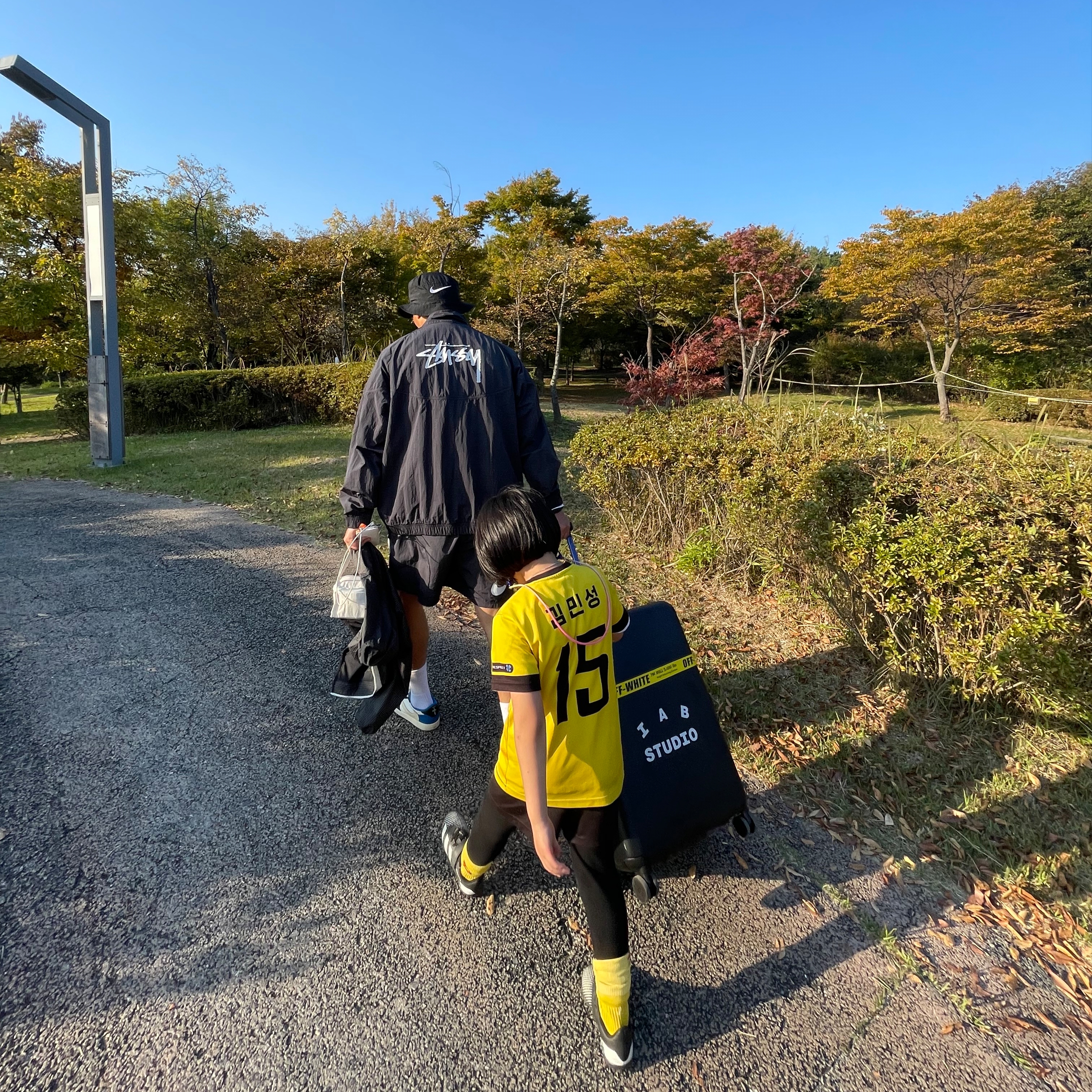 Nike x Stussy Windrunner Jacket Off Noir, Nike x Stussy Water Shorts Off Noir 착용 스타일 - 2