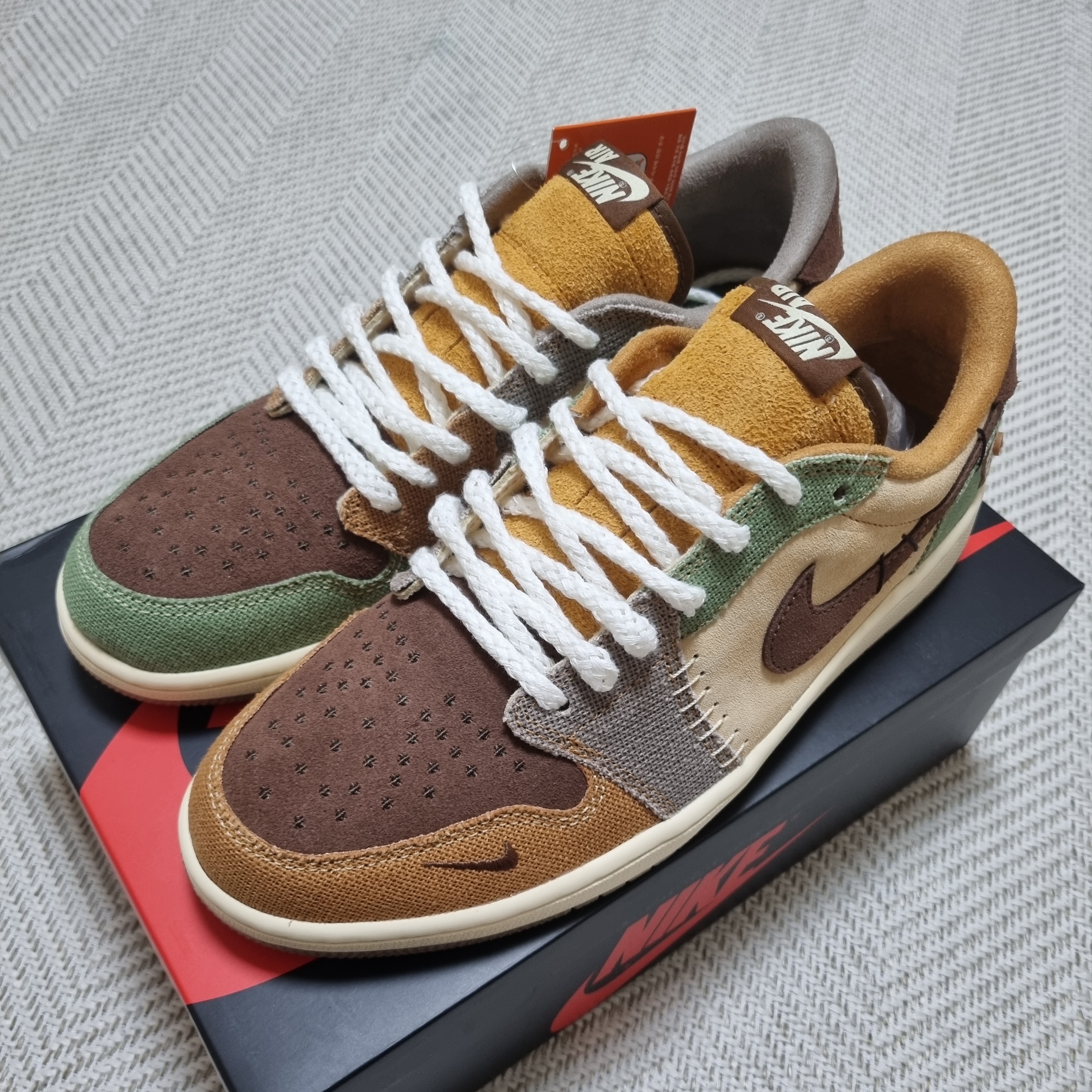 Jordan 1 x Zion Williamson Retro Low OG Flax and Oil Green 착용 스타일 - 1