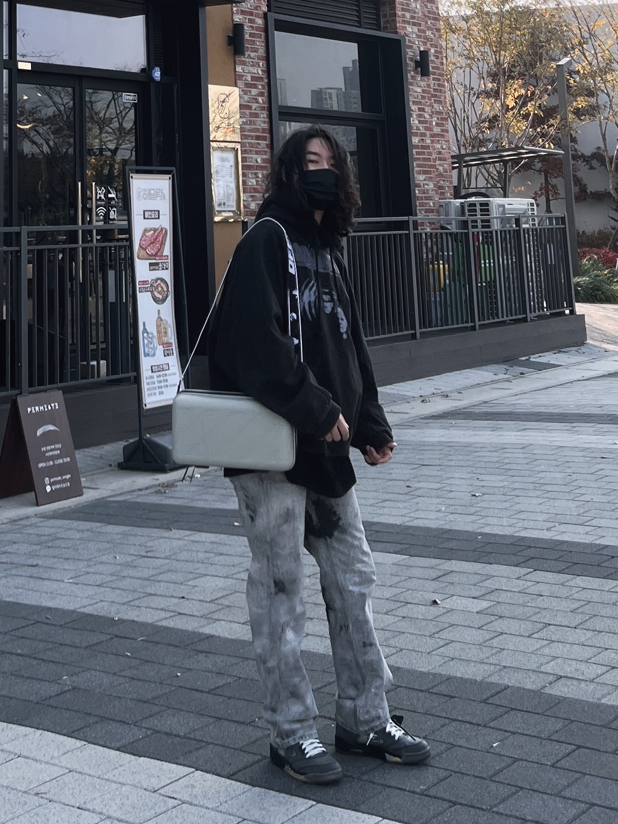 Off-White x Amore Pacific Protection Box (Without Cosmetics), Jordan 5 x Off-White Retro SP Black Muslin 착용 스타일 - 2