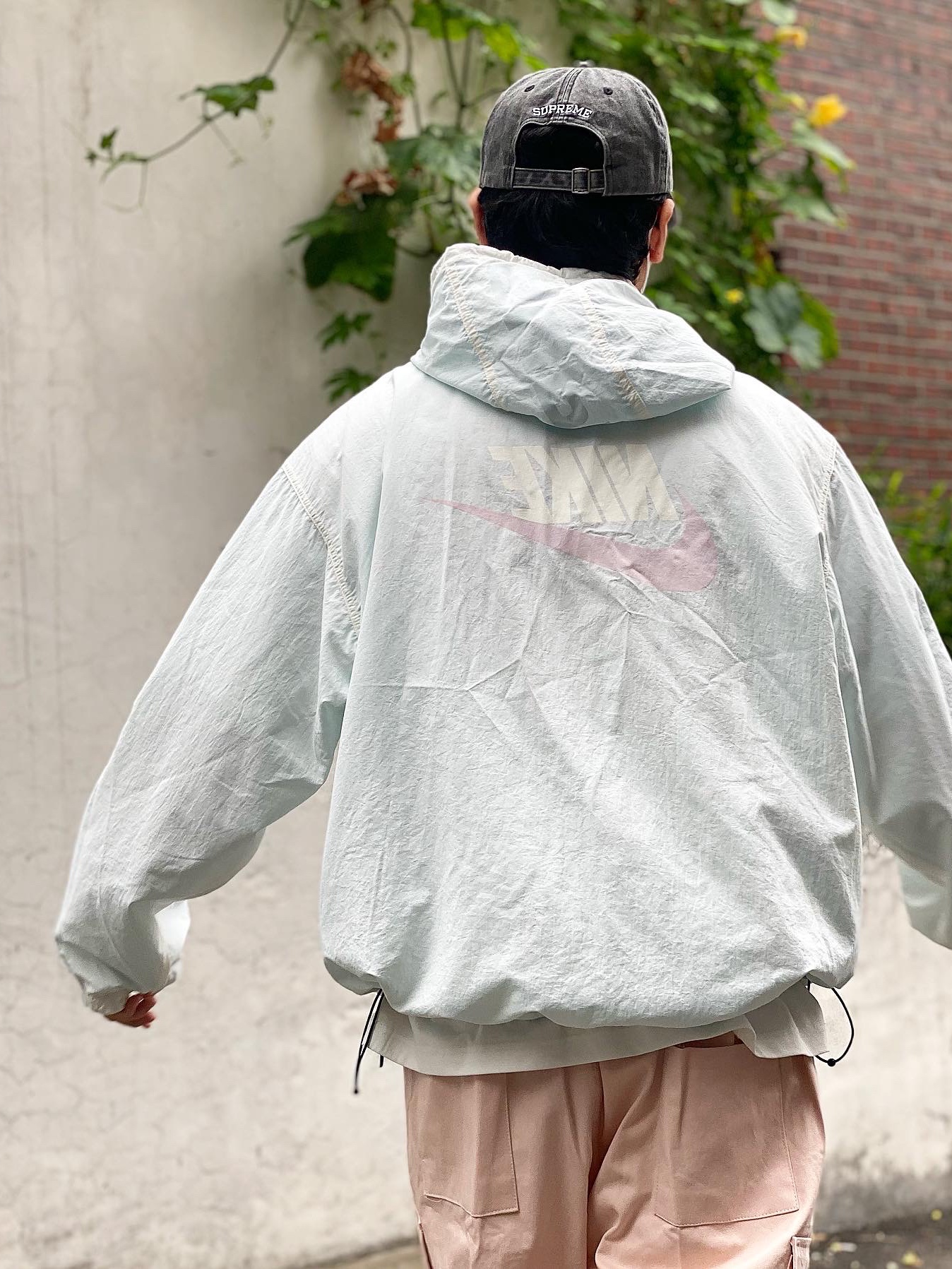 Supreme x Nike Jewel Reversible Ripstop Anorak White - 20FW, Supreme Pigment Print S Logo 6-Panel Black - 20SS 착용 스타일 - 4