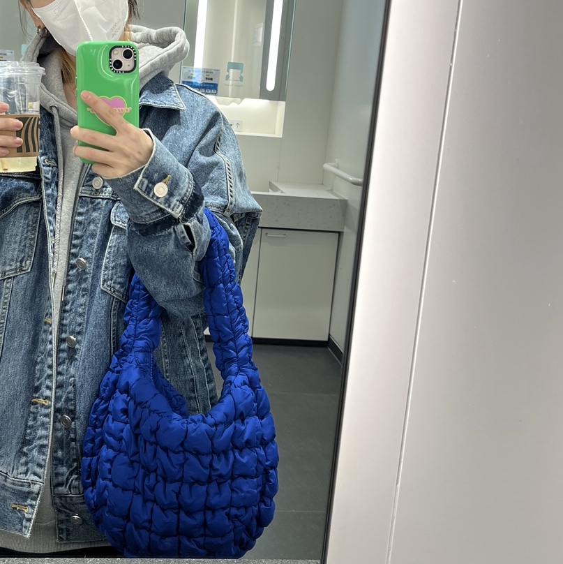 COS Quilted Mini Bag Blue 착용 스타일 - 2