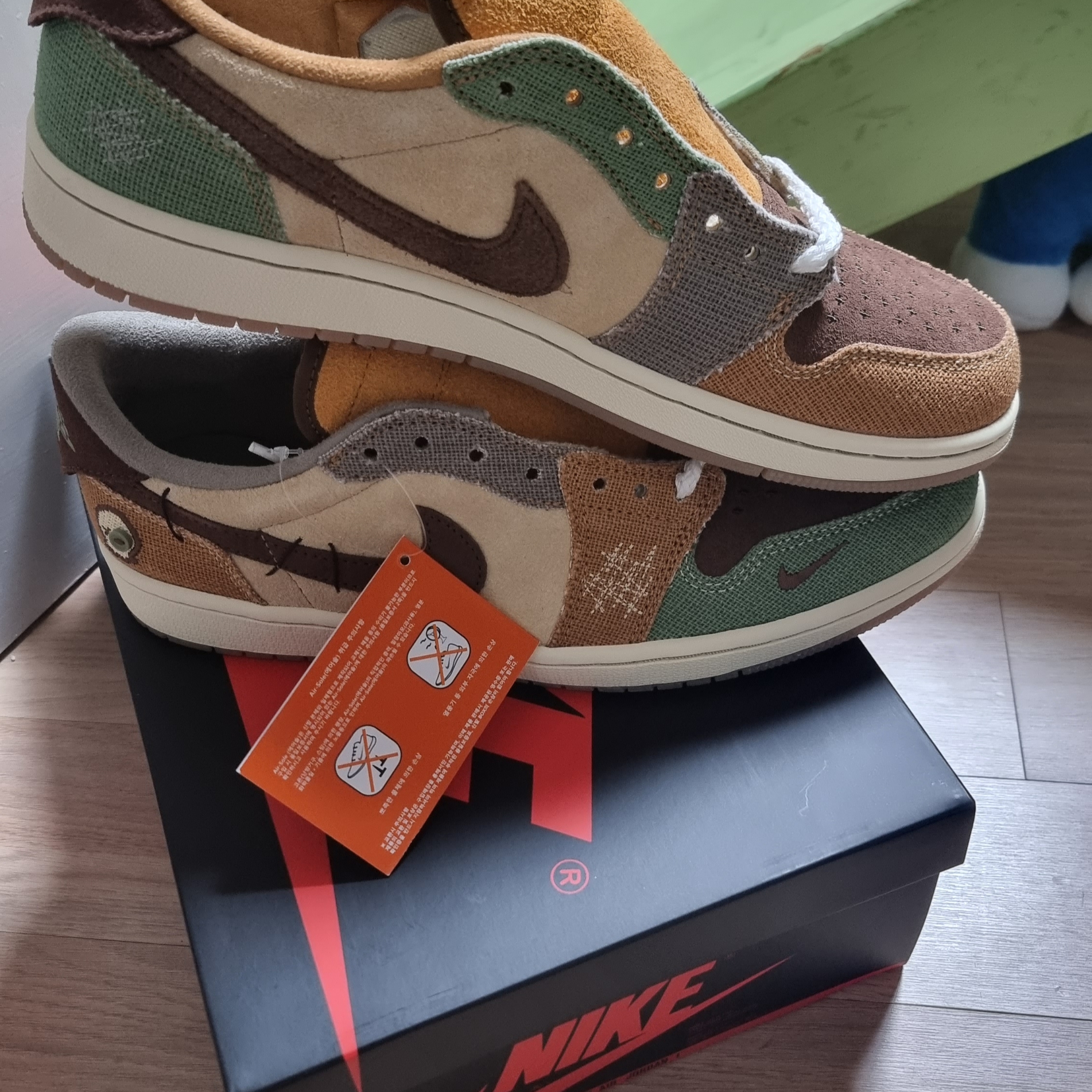 Jordan 1 x Zion Williamson Retro Low OG Flax and Oil Green 착용 스타일 - 3