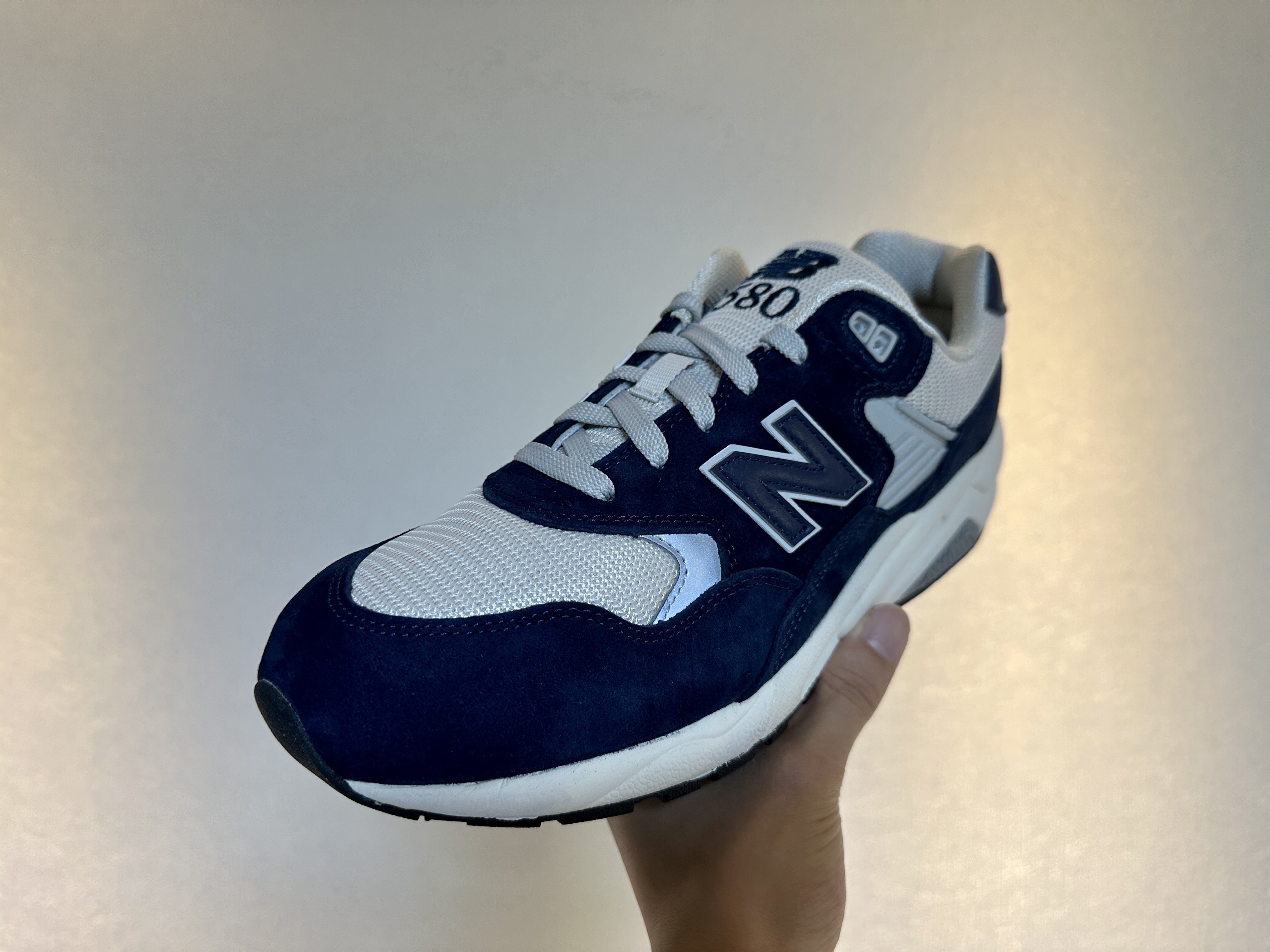 New Balance 580 Navy Cream 착용 스타일 - 2
