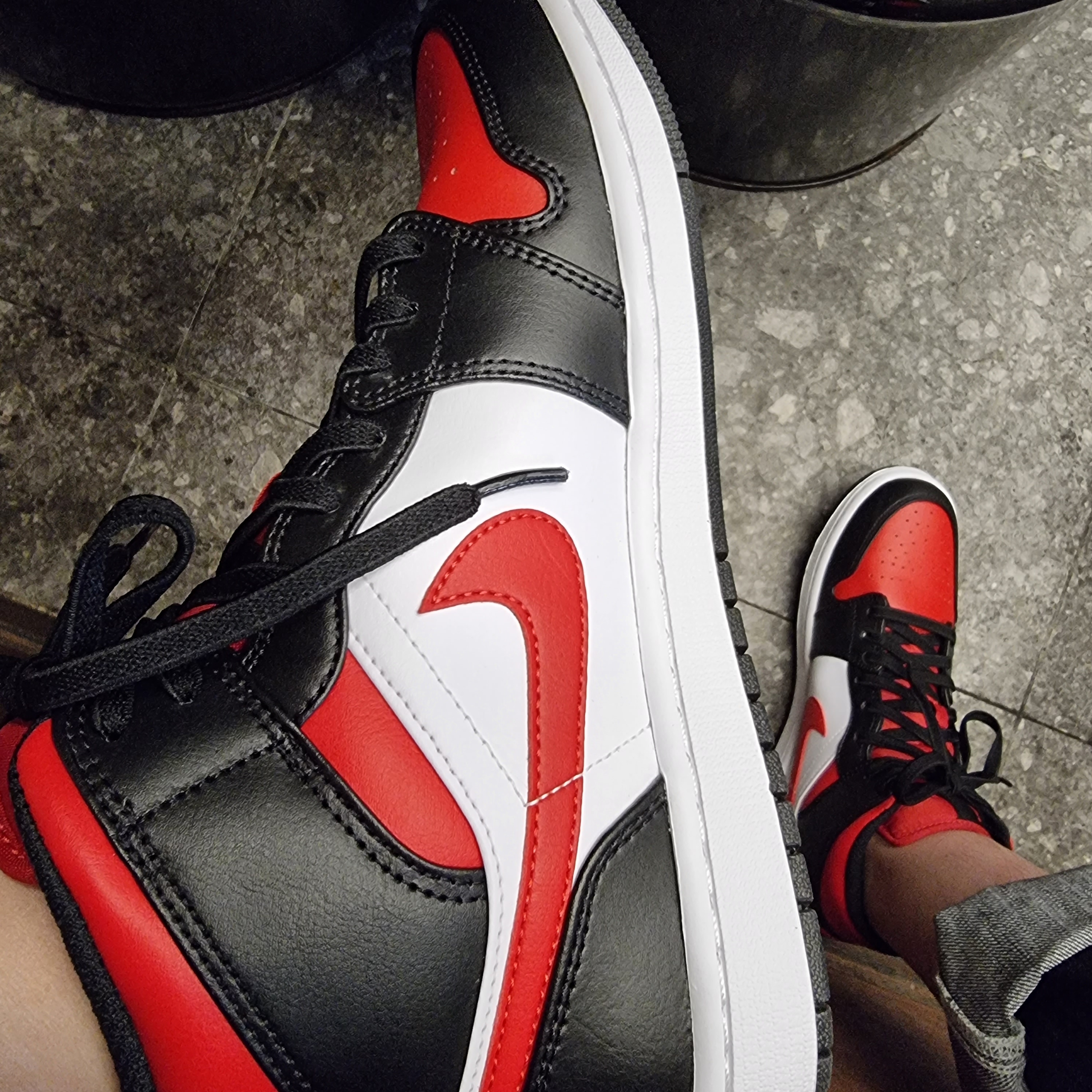 Jordan 1 Mid Black Fire Red 착용 스타일 - 1