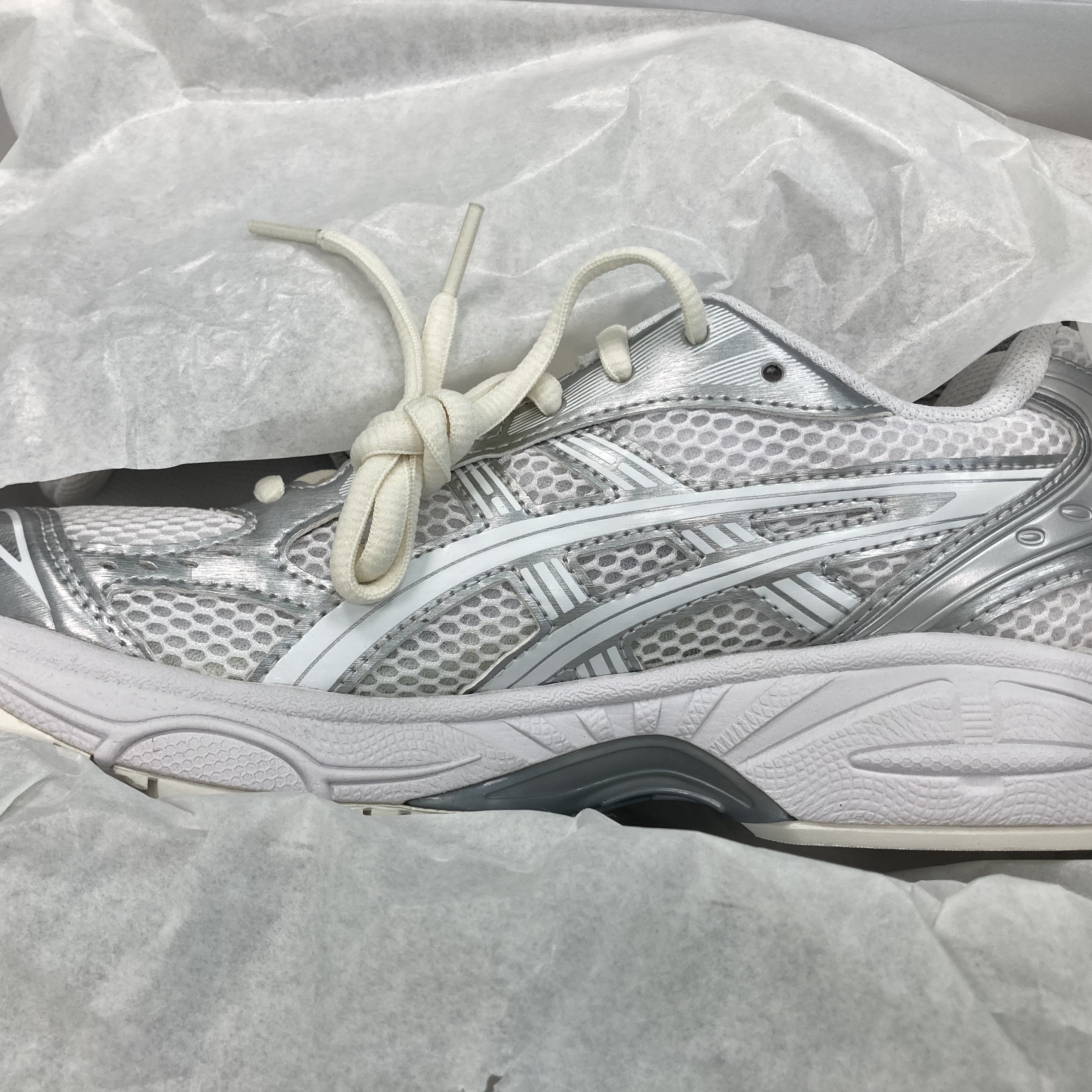 Asics x JJJJound Gel-Kayano 14 Silver White 착용 스타일 - 1