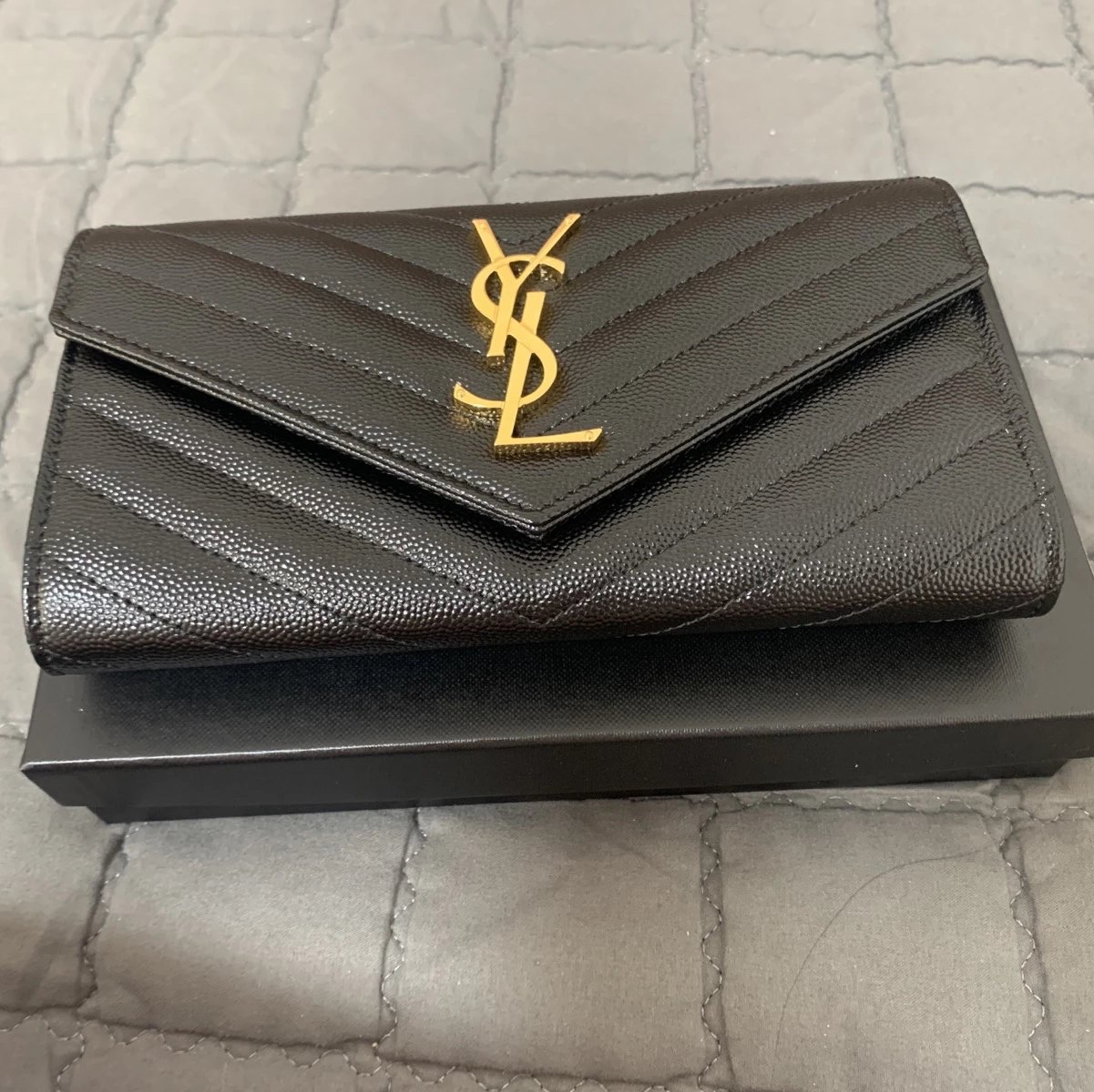 Saint Laurent Cassandre Matelasse Large Flap Wallet in Grain De Poudre Embossed Leather Black 착용 스타일