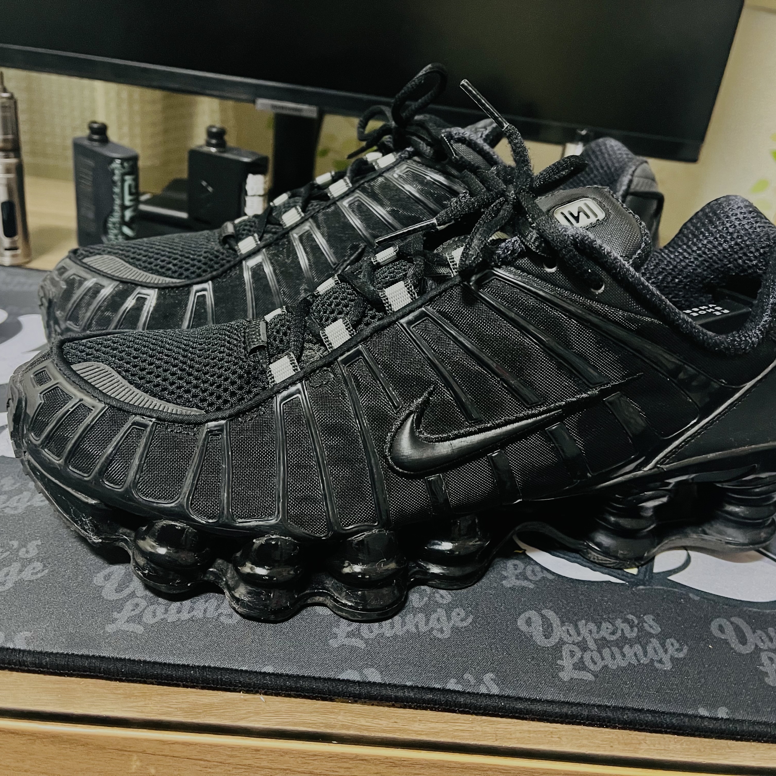 Nike Shox TL Triple Black 착용 스타일