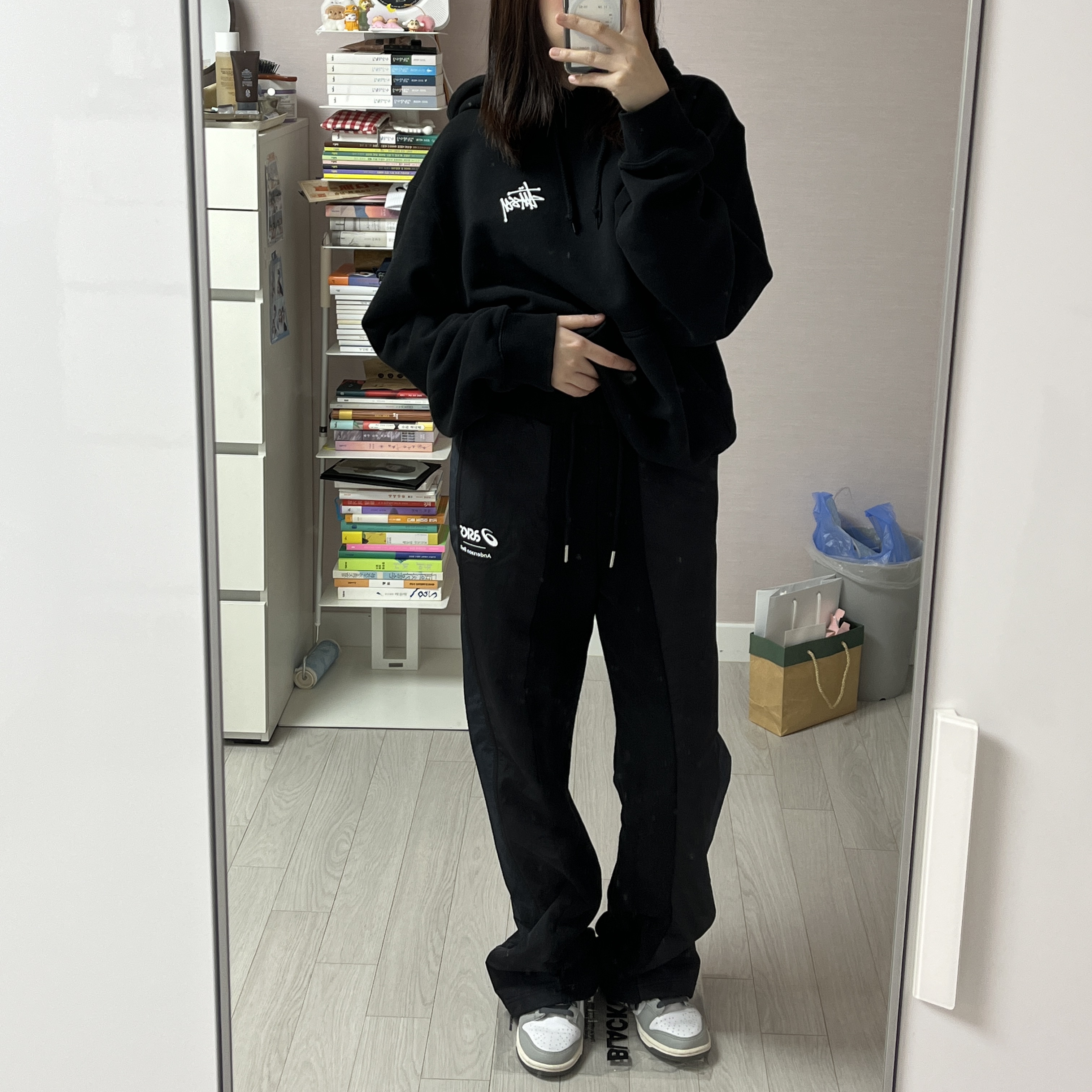 Andersson Bell x Asics Track Pants Black, (W) Nike Dunk Low Light Smoke Grey 착용 스타일 - 3