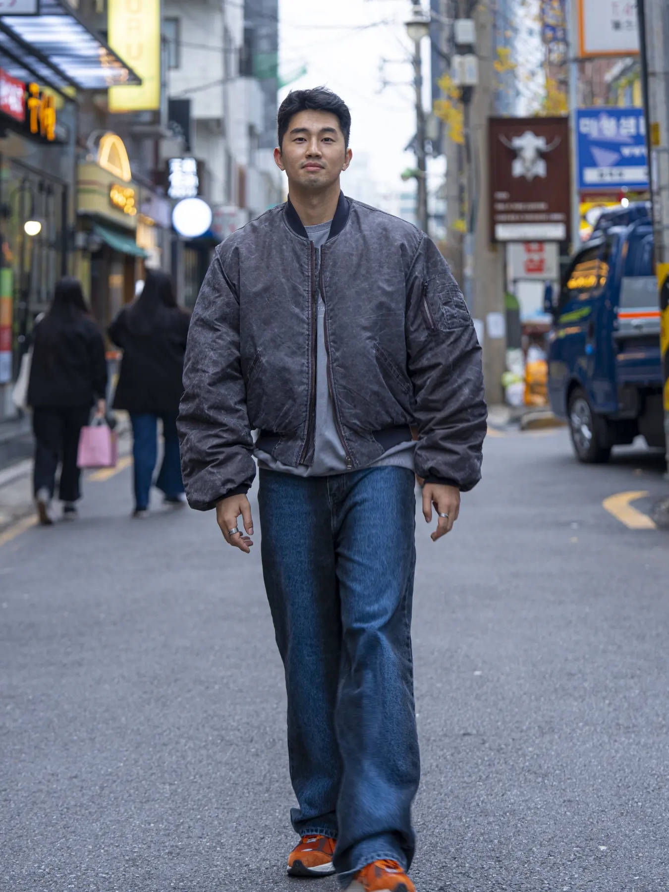 New Balance 2002R Rust Oxide 착용 스타일 - 2