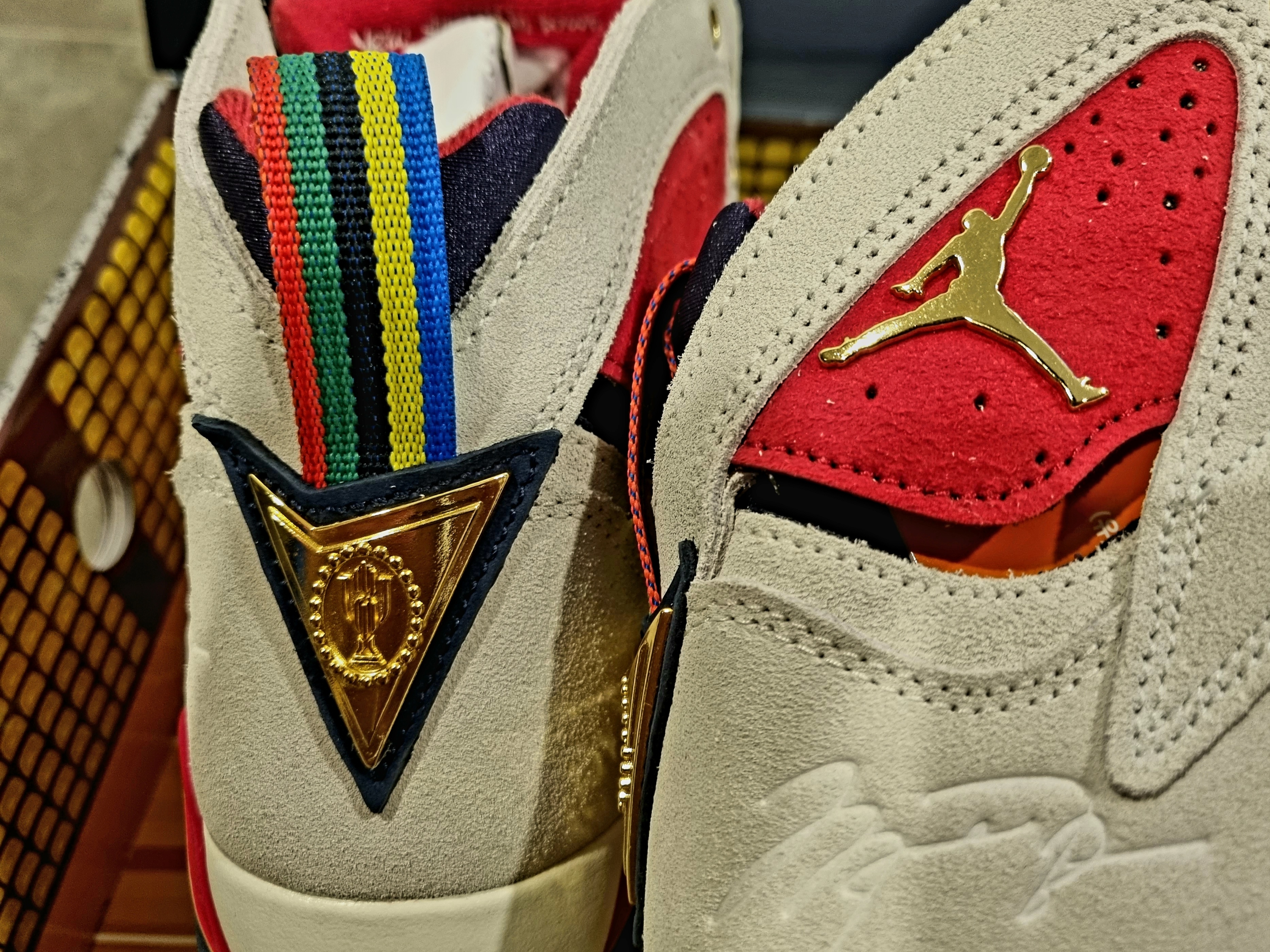 Jordan 7 x Trophy Room Retro SP True Red and Obsidian 착용 스타일 - 3