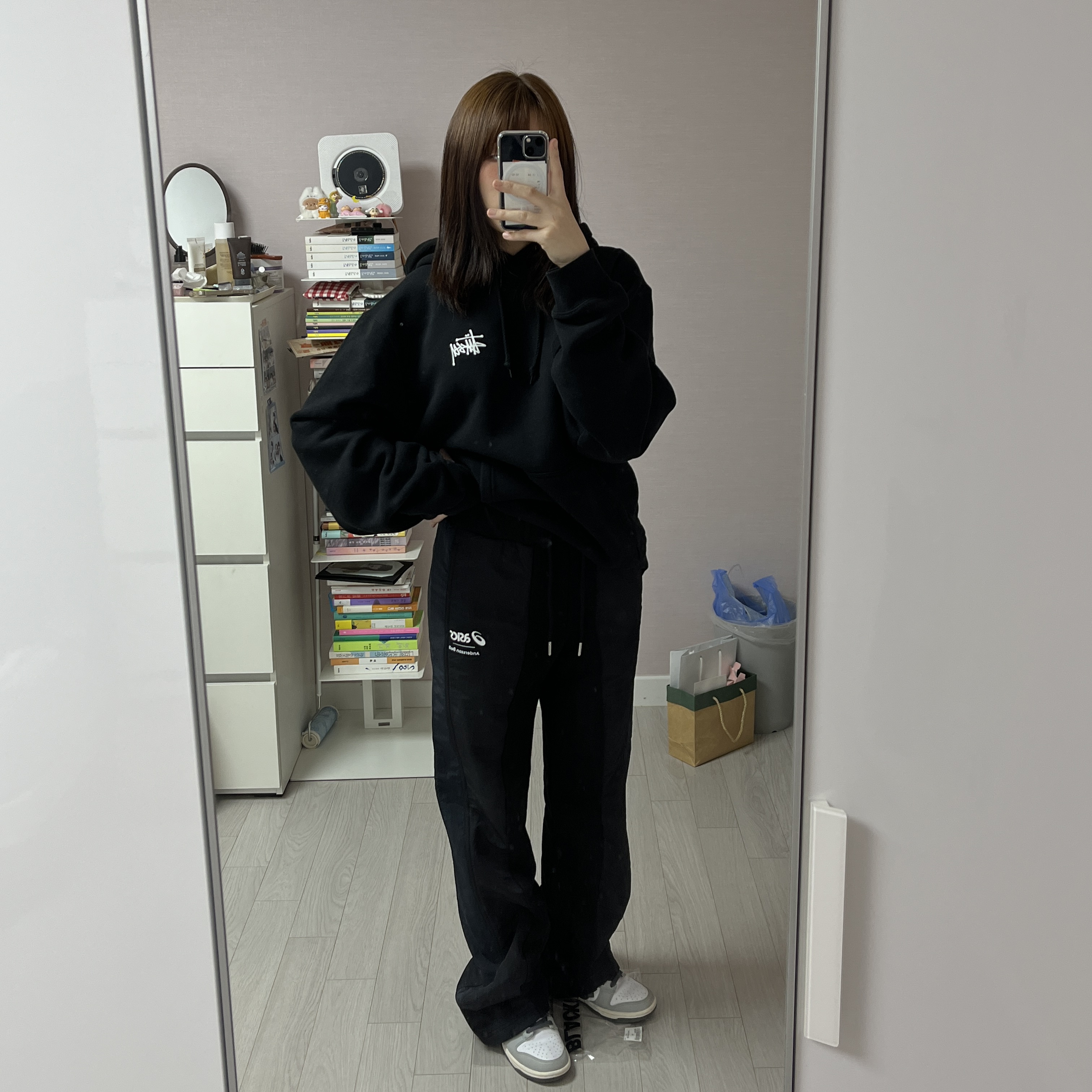 Andersson Bell x Asics Track Pants Black, (W) Nike Dunk Low Light Smoke Grey 착용 스타일 - 2