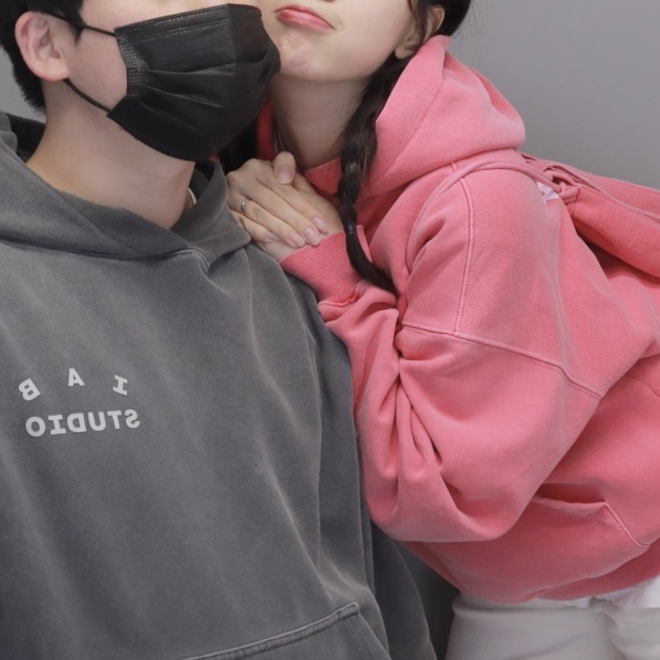 IAB Studio Pigment Hoodie & Sack Coral, Adidas Puffylette Off White 착용 스타일 - 5