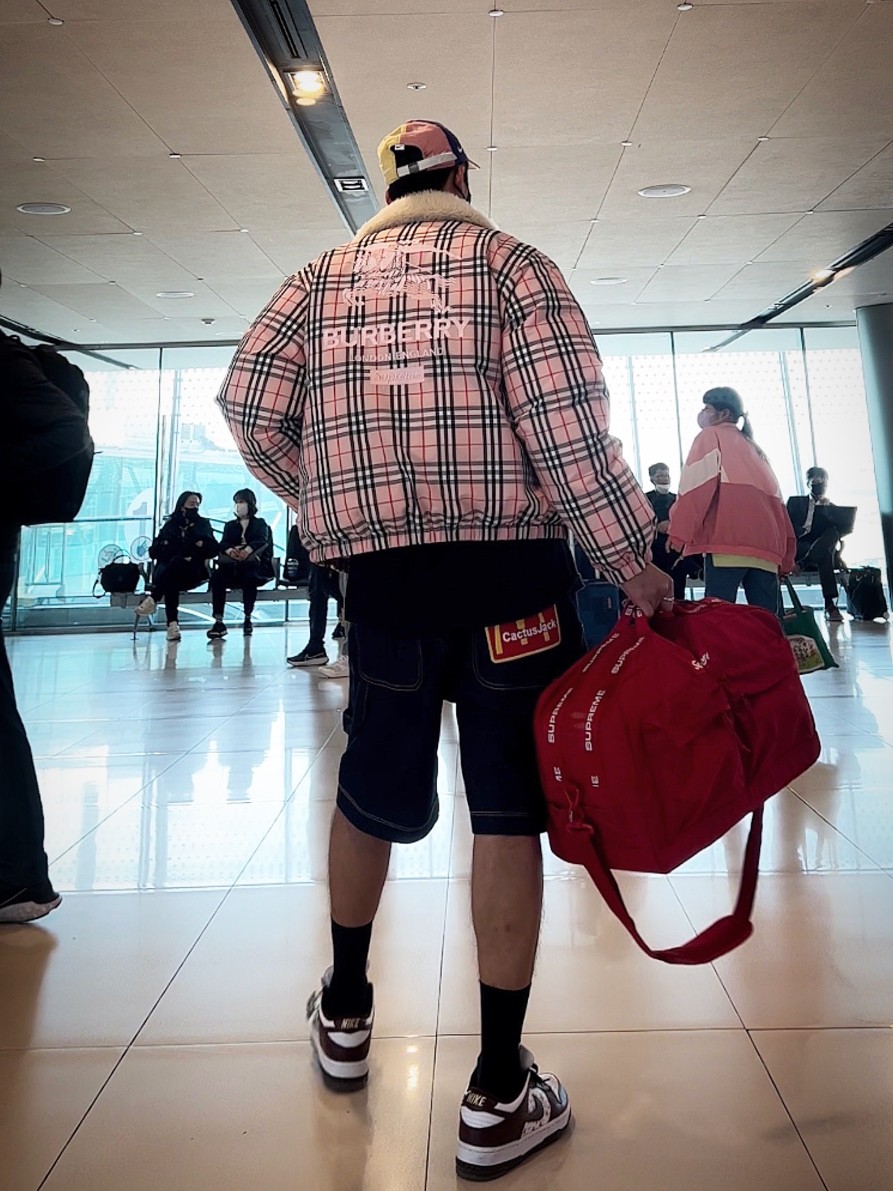 Supreme x Burberry Box Logo T-Shirt Black - 22SS, Supreme x Burberry Shearling Collar Down Puffer Jacket Pink - 22SS 착용 스타일 - 2