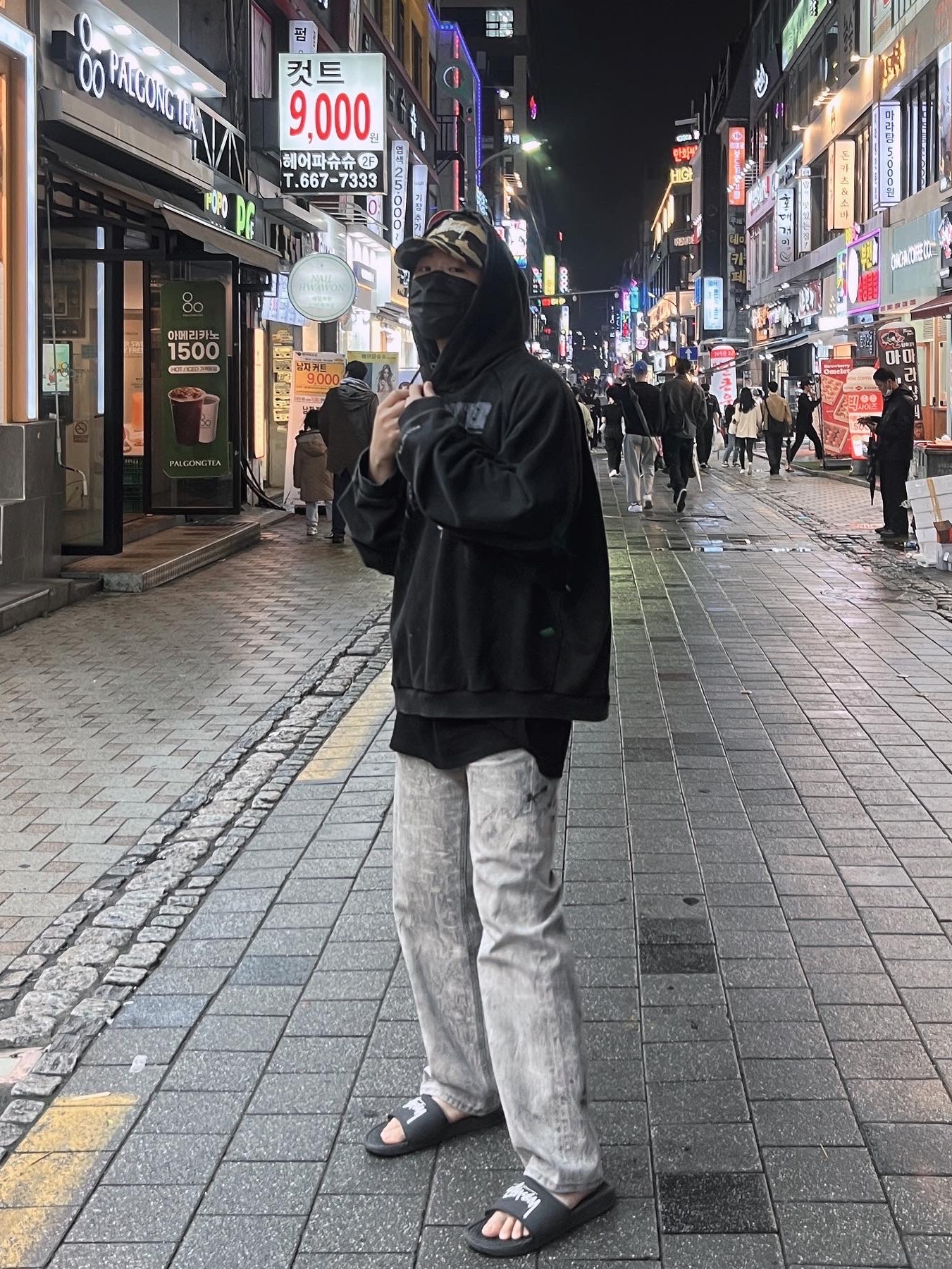 Stussy x BAPE Trucker Cap Yellow, Nike x Stussy Benassi Slide Black 착용 스타일 - 2