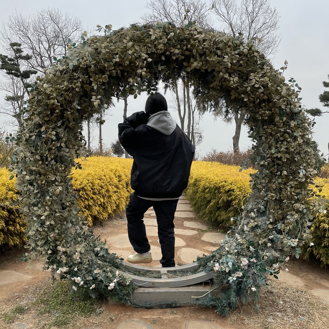 Nike Air Force 1 Low Gore-Tex Team Gold Khaki 착용 스타일 - 3