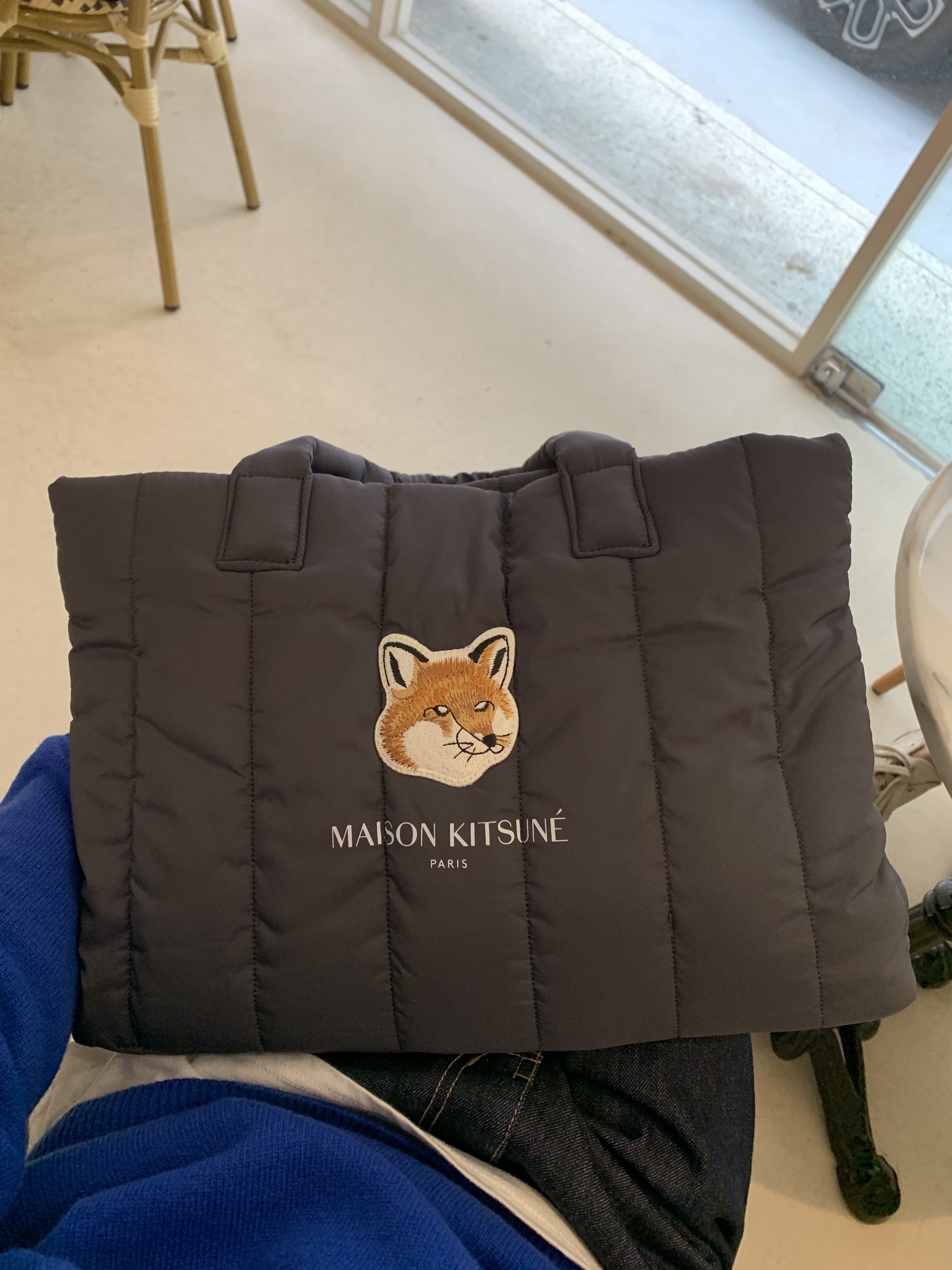 Maison Kitsune x Laneige Padded Bag Navy 착용 스타일 - 4