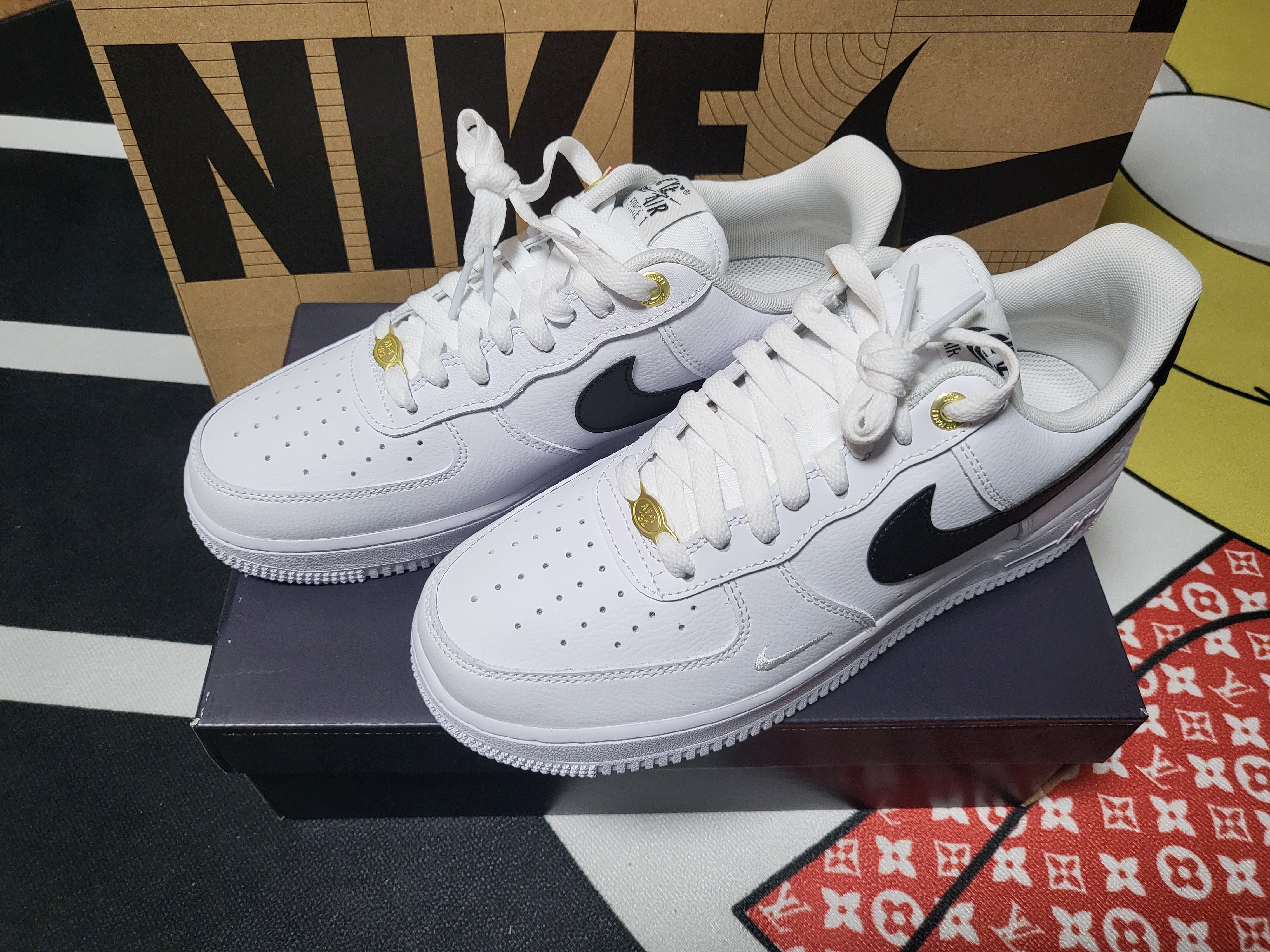 Nike Air Force 1 '07 LV8 40th Anniversary Join Forces White Black 착용 스타일 - 1