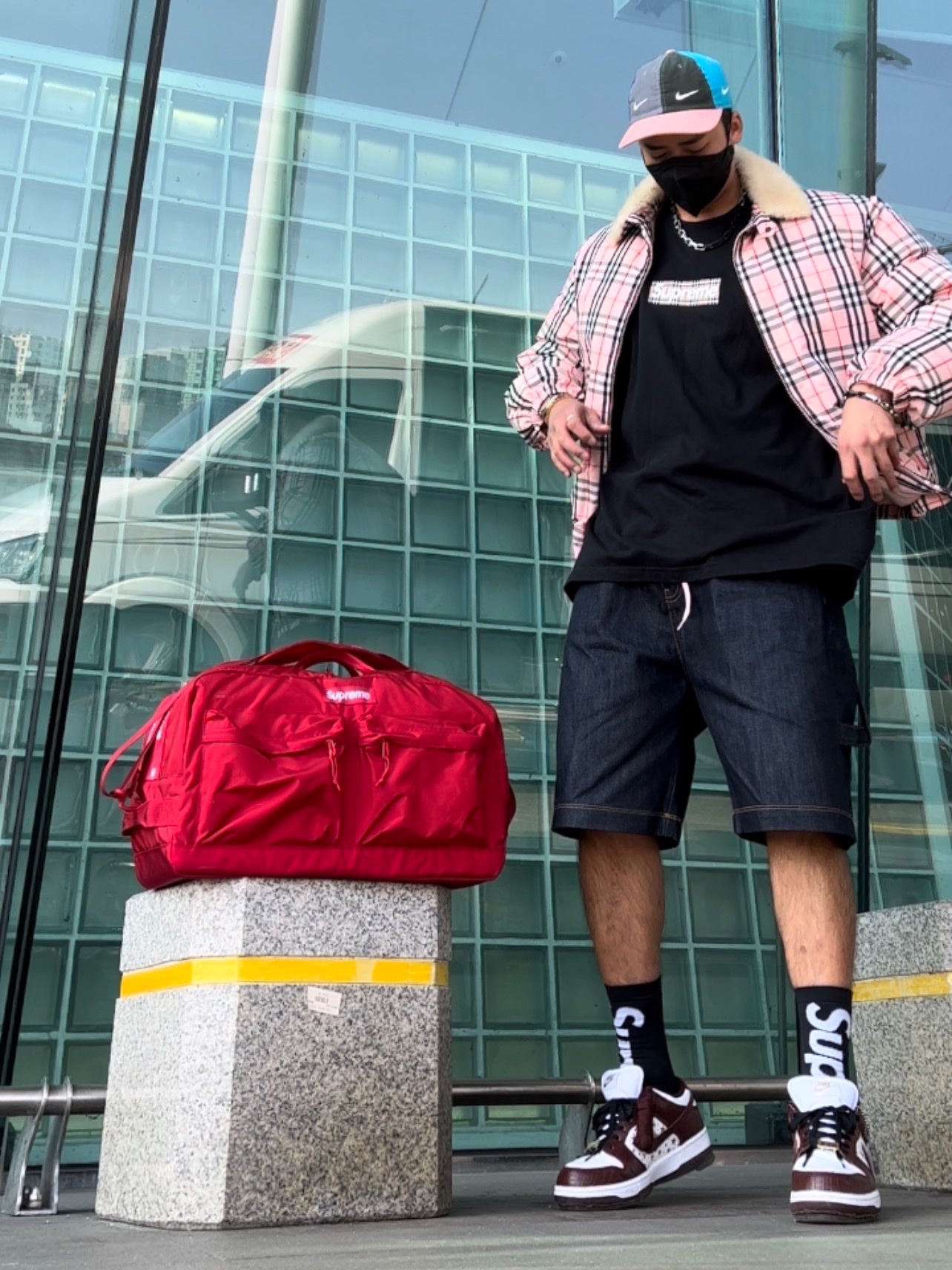 Supreme x Burberry Box Logo T-Shirt Black - 22SS, Supreme x Burberry Shearling Collar Down Puffer Jacket Pink - 22SS 착용 스타일 - 2
