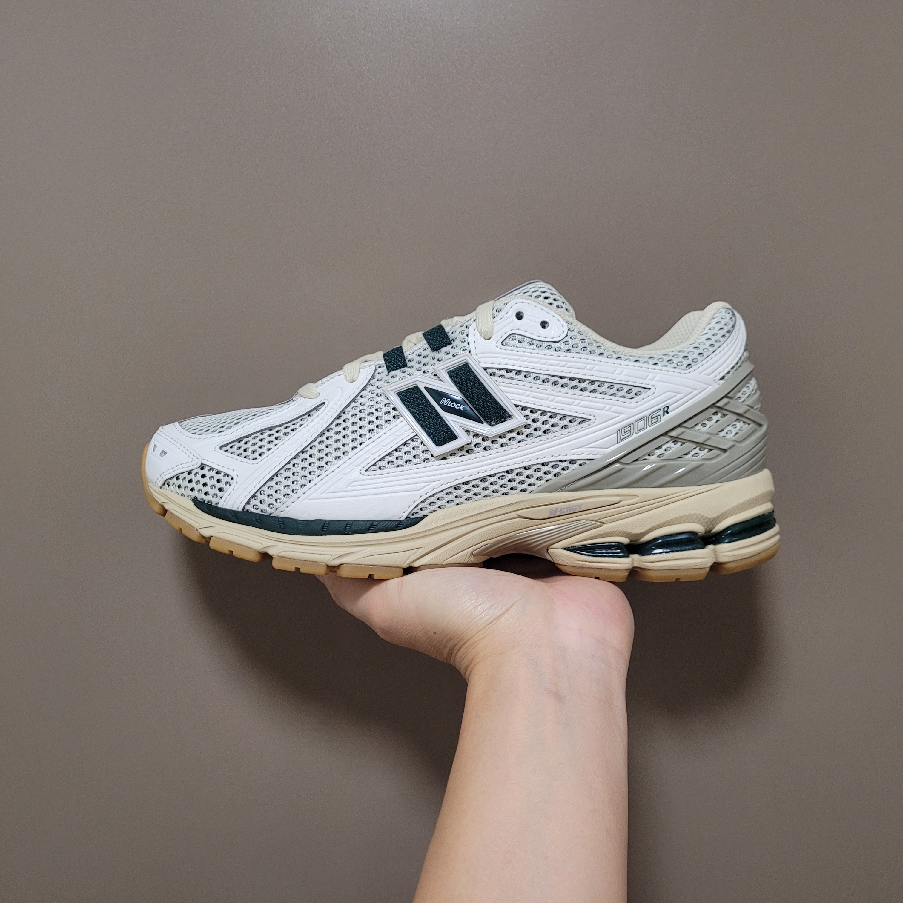 New Balance 1906R Silver Green 착용 스타일 - 1