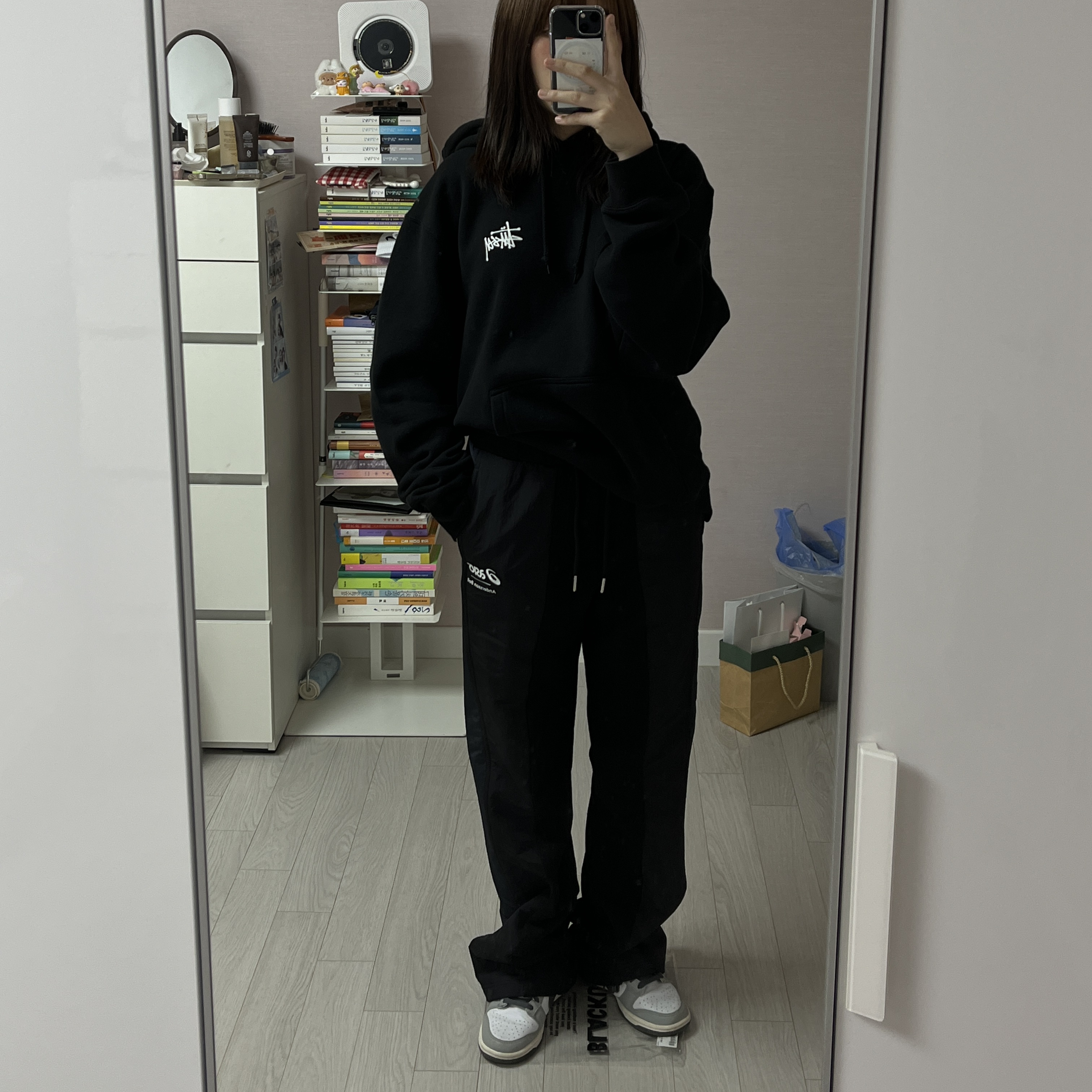 Andersson Bell x Asics Track Pants Black, (W) Nike Dunk Low Light Smoke Grey 착용 스타일 - 1