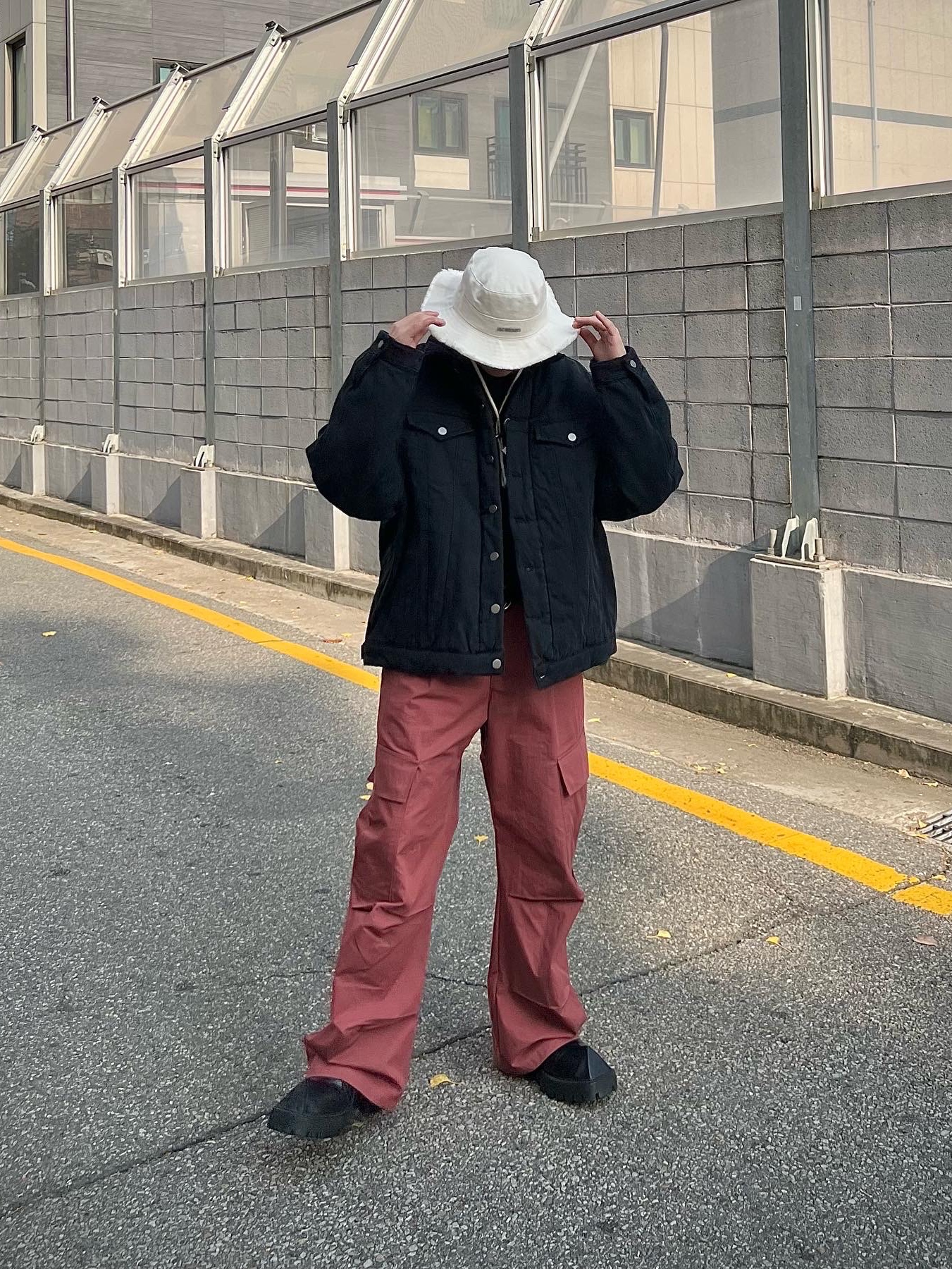 Balenciaga Rhino Derby Shoes Black, Jacquemus Le Bob Artichaut Bucket Hat Off White 착용 스타일 - 1