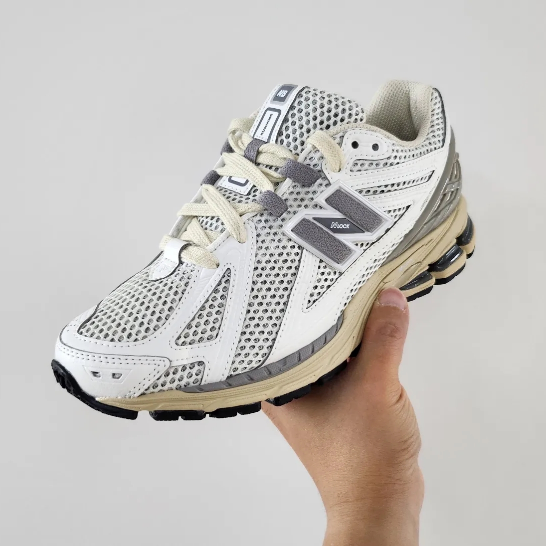New Balance 1906R White Gray 착용 스타일 - 1