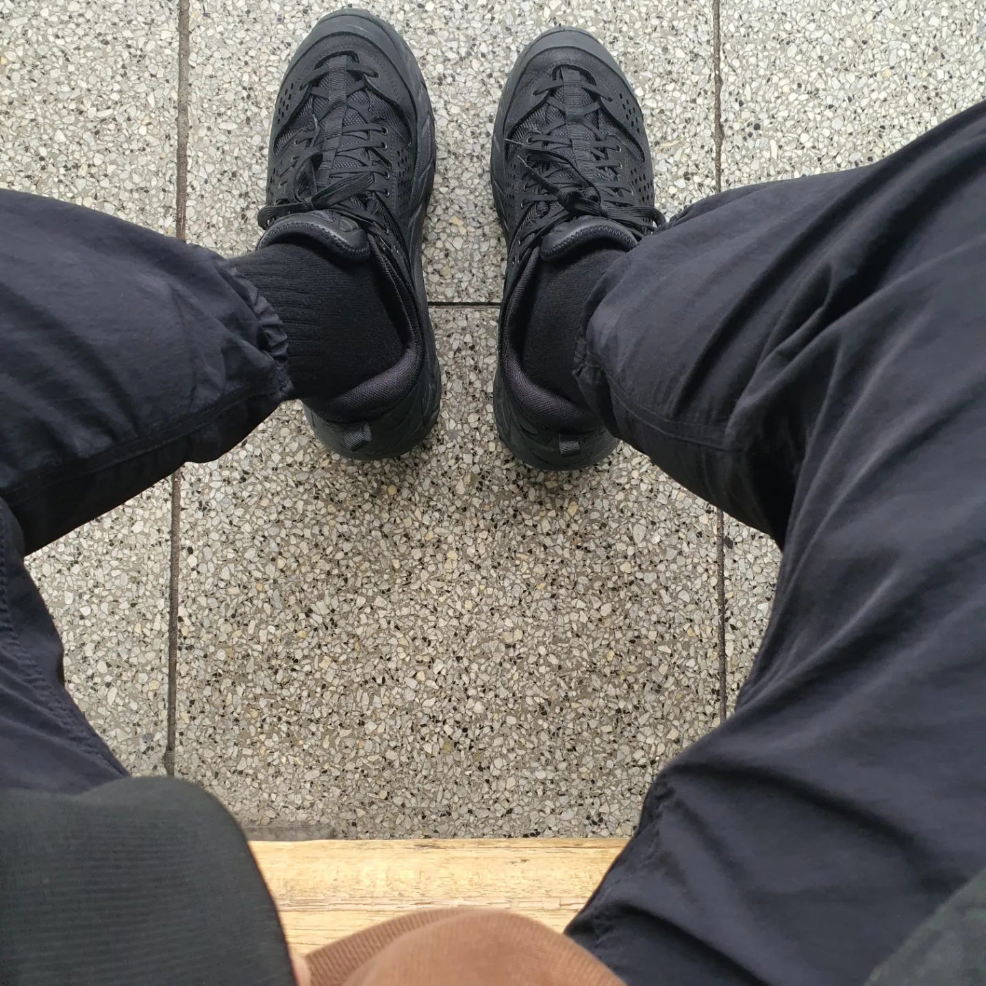 Hoka Tor Ultra Low Black 착용 스타일 - 2