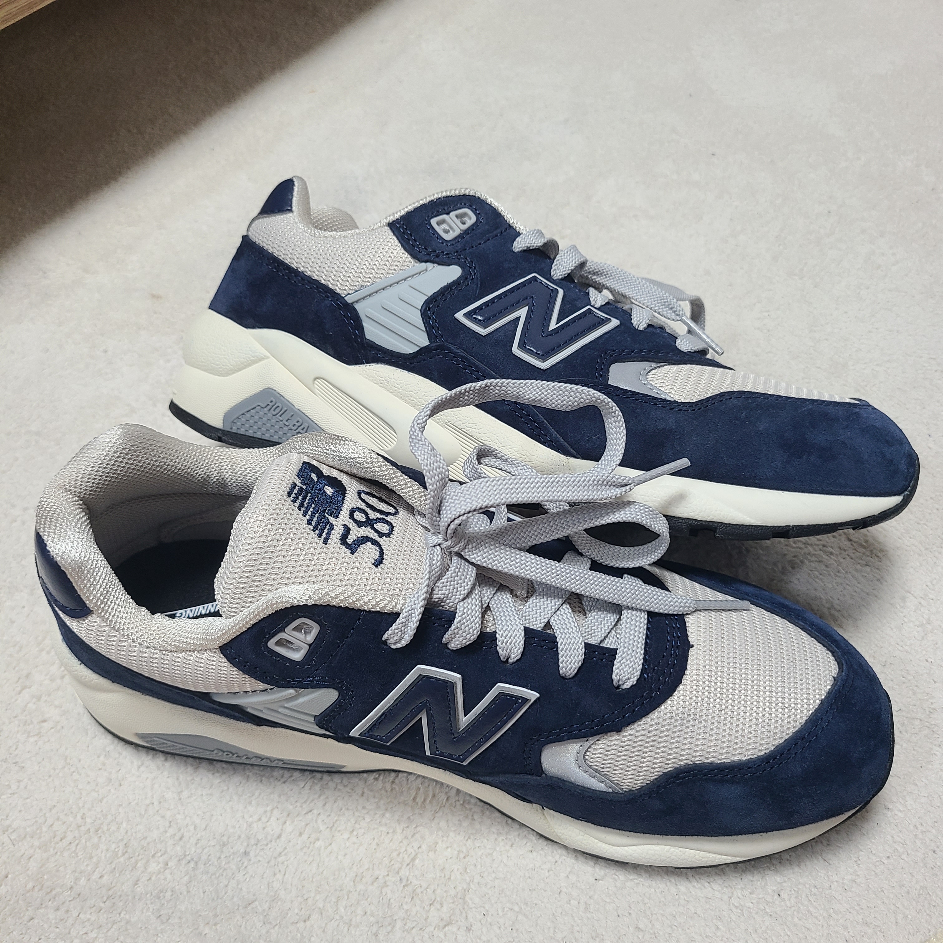 New Balance 580 Navy 착용 스타일