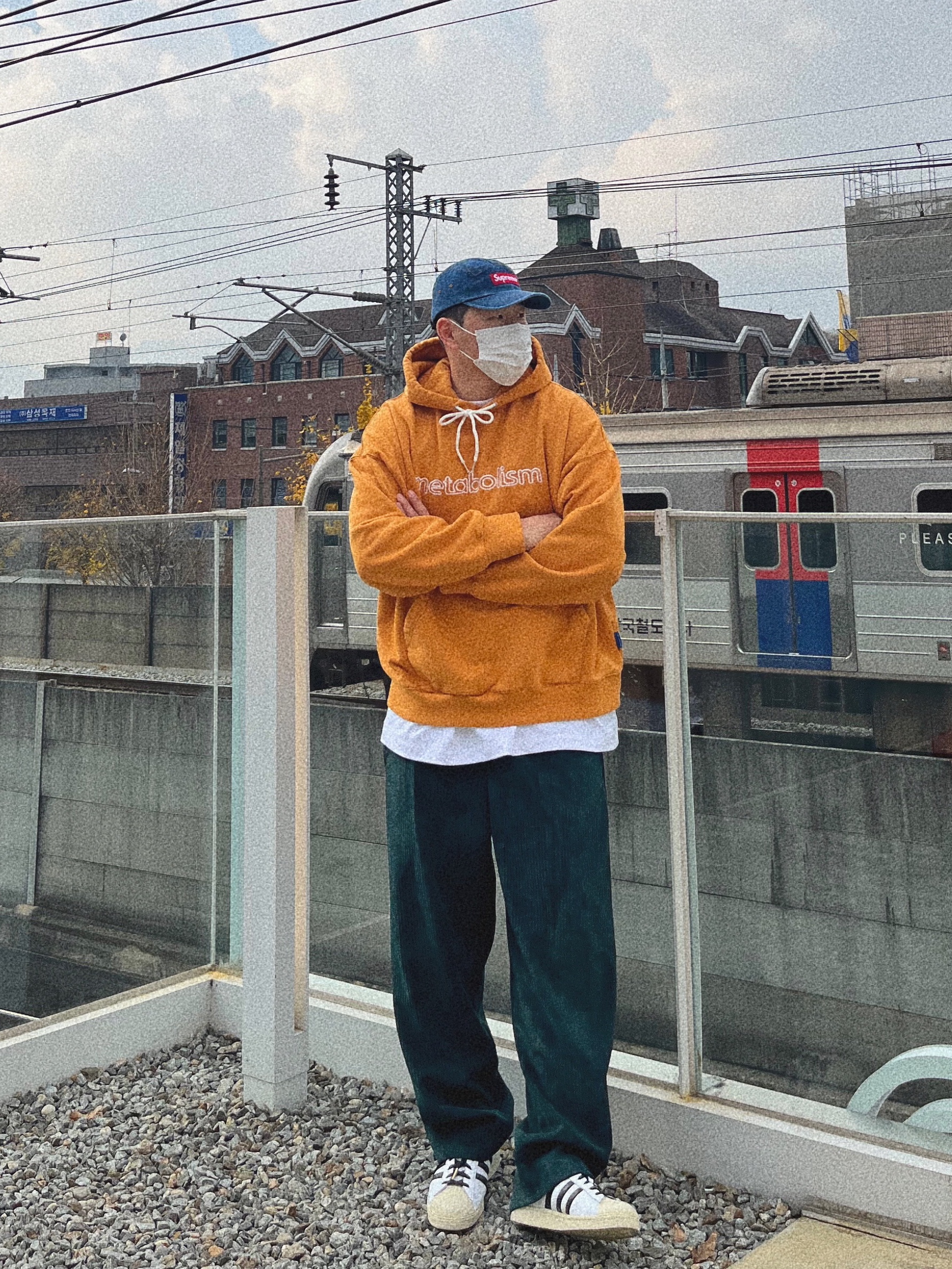 Adidas Superstar Premium White Black, Supreme Washed Chino Twill Camp Cap Denim - 22FW 착용 스타일 - 5