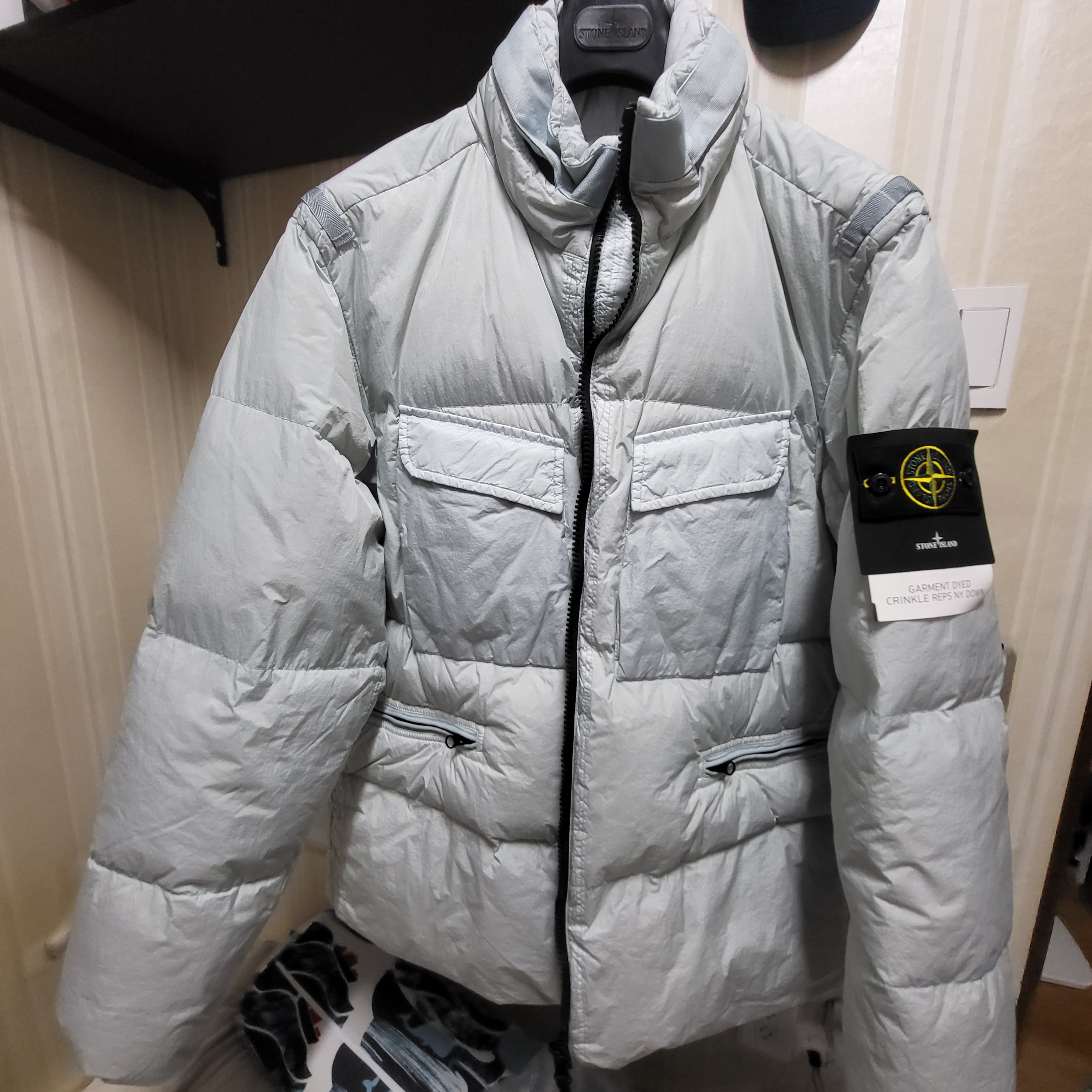 Stone Island 40123 Garment Dyed Crinkle Reps R-NY Down Jacket Light Grey - 22FW 착용 스타일 - 1