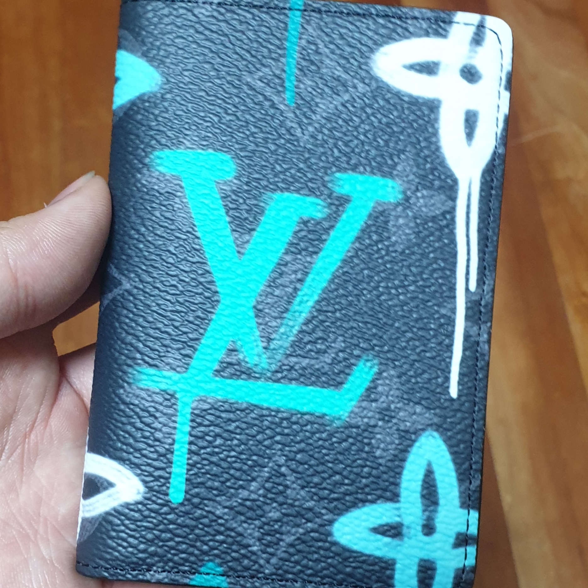 Louis Vuitton Pocket Organizer Green Lights 착용 스타일