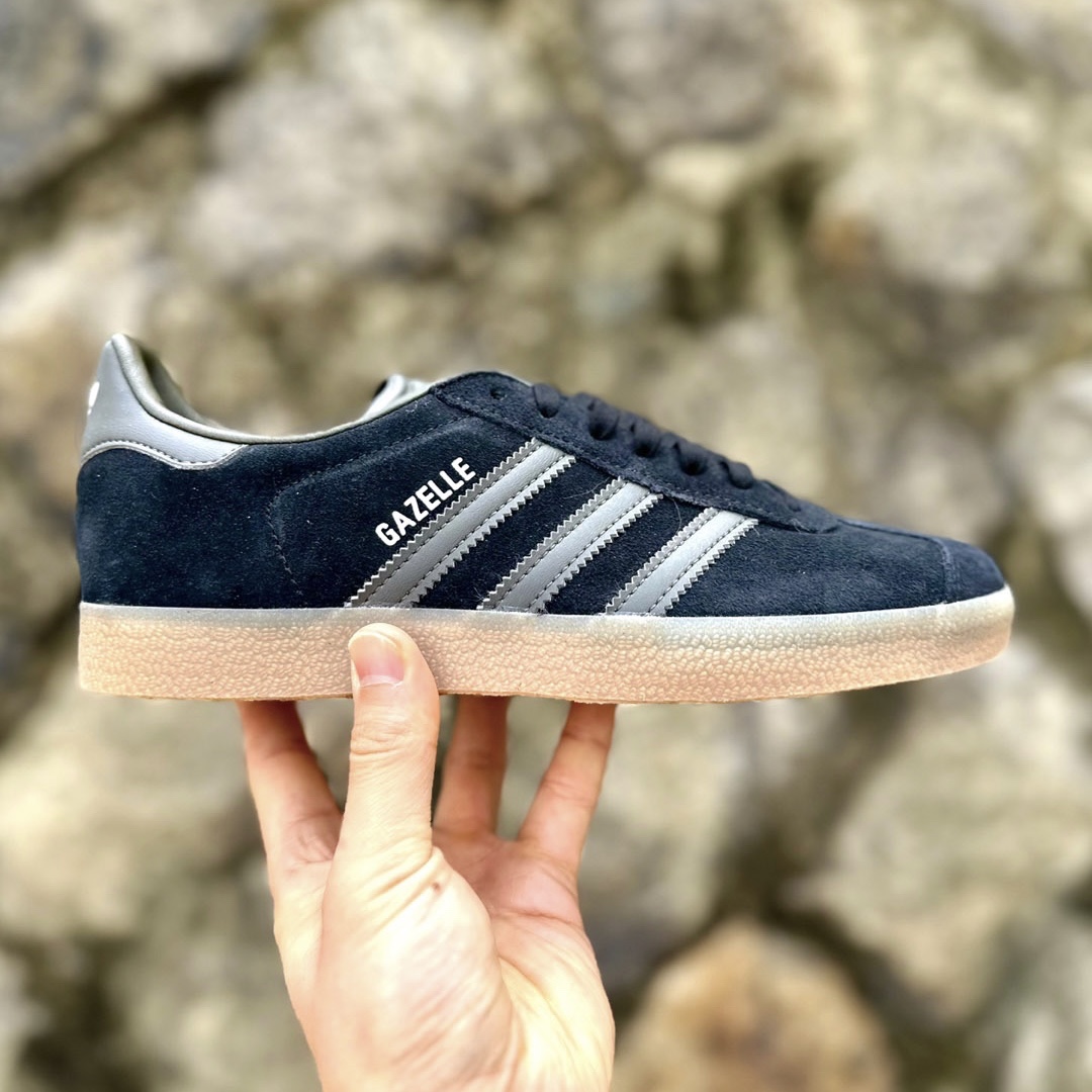 Adidas Gazelle Core Black Pantone 착용 스타일