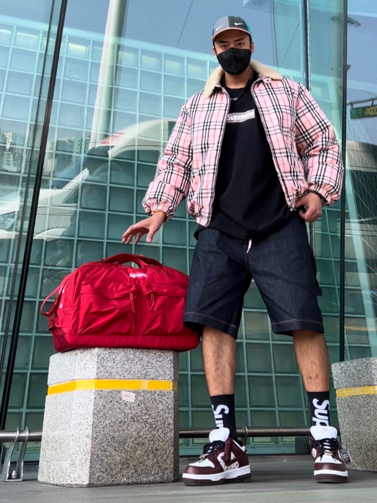 Supreme x Burberry Box Logo T-Shirt Black - 22SS, Supreme x Burberry Shearling Collar Down Puffer Jacket Pink - 22SS 착용 스타일 - 4