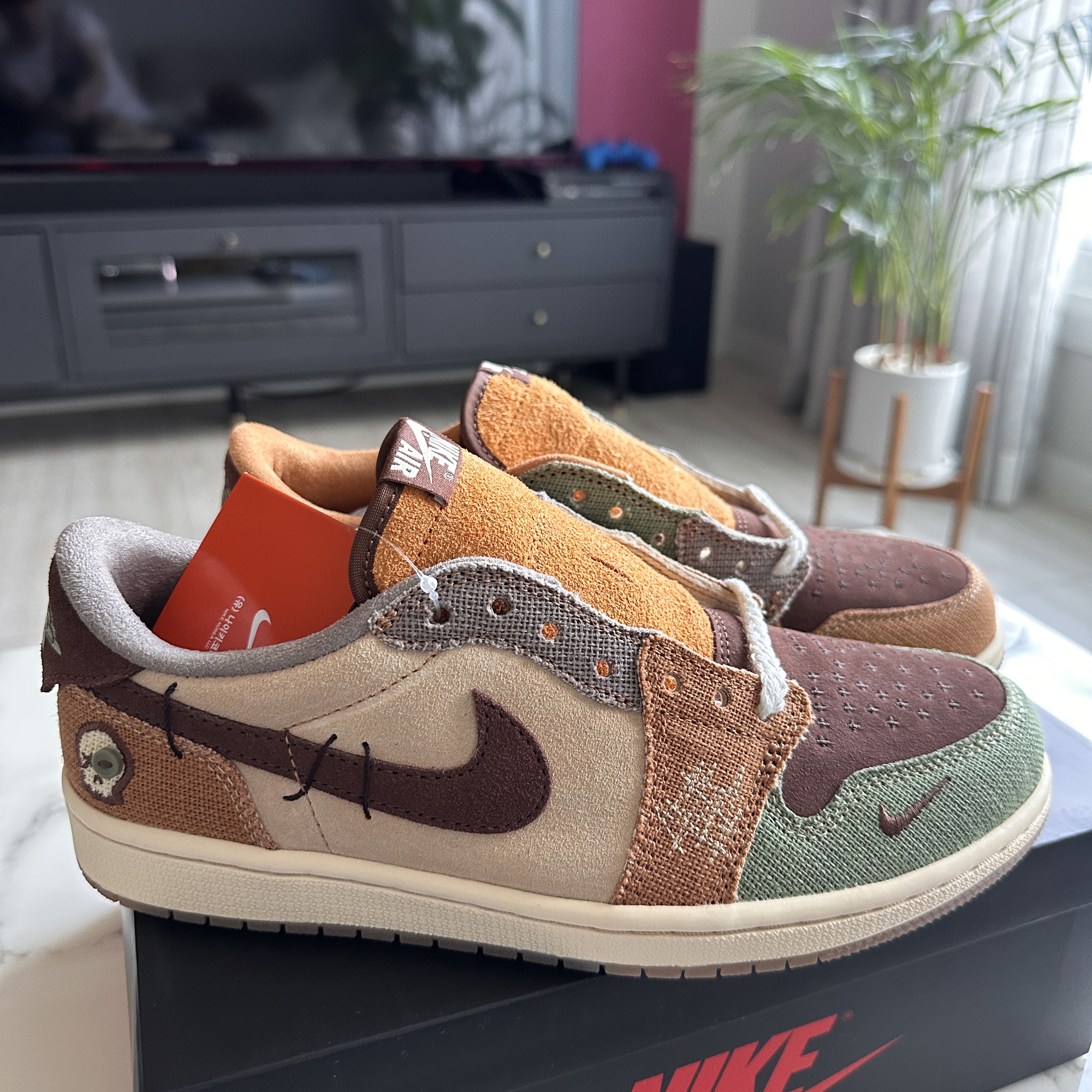 Jordan 1 x Zion Williamson Retro Low OG Flax and Oil Green 착용 스타일 - 1