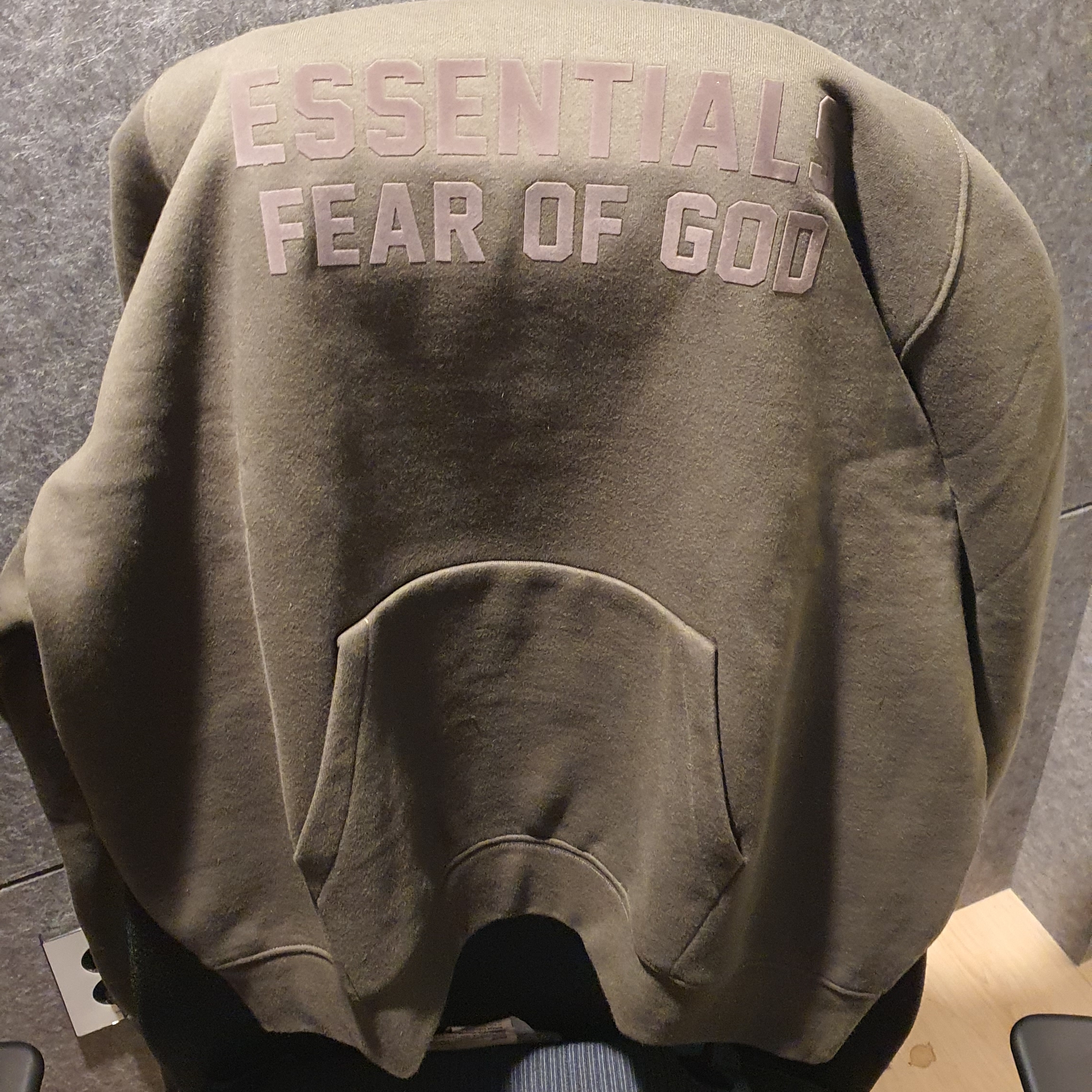 Essentials Hoodie Off Black - 22FW 착용 스타일 - 1