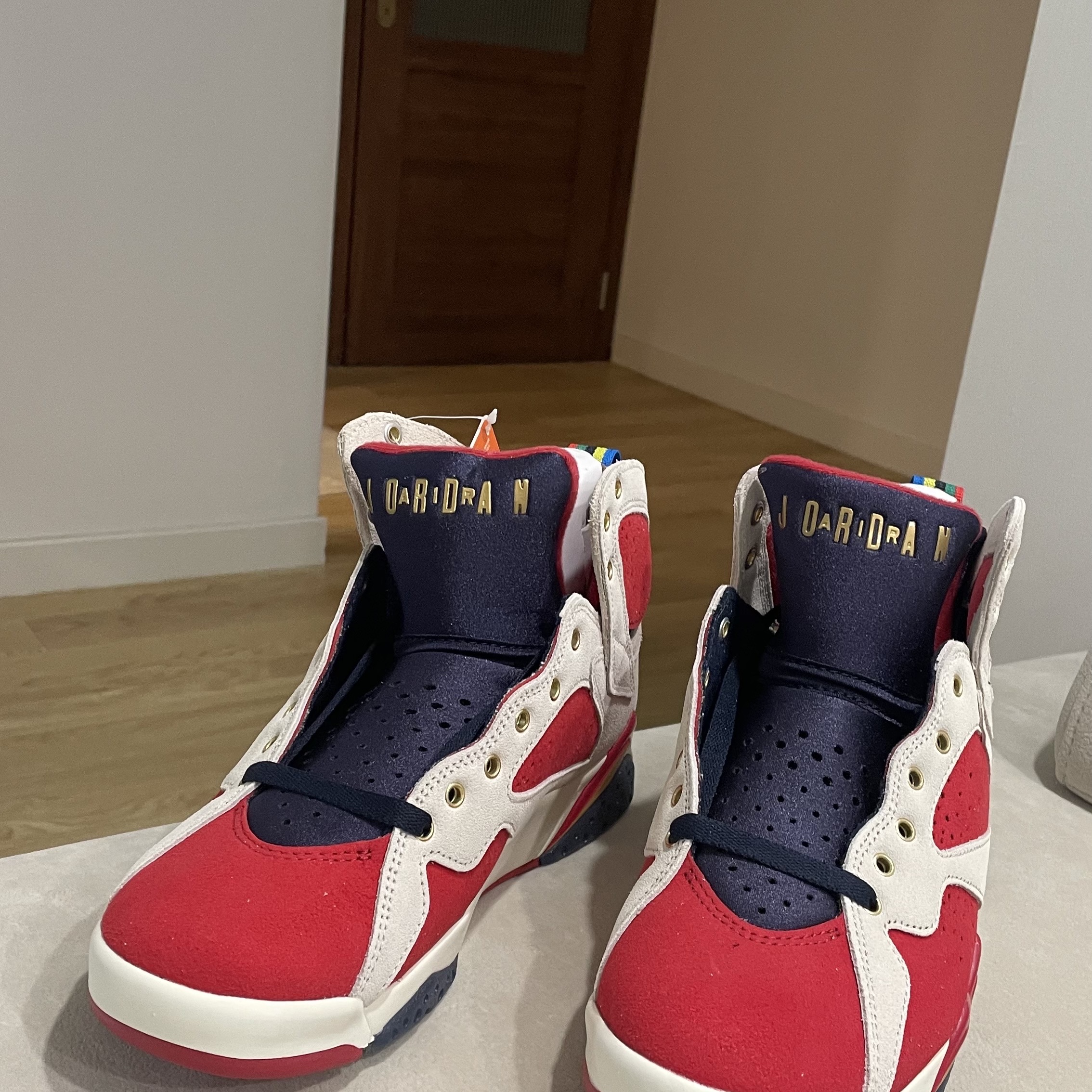Jordan 7 x Trophy Room Retro SP True Red and Obsidian 착용 스타일 - 1