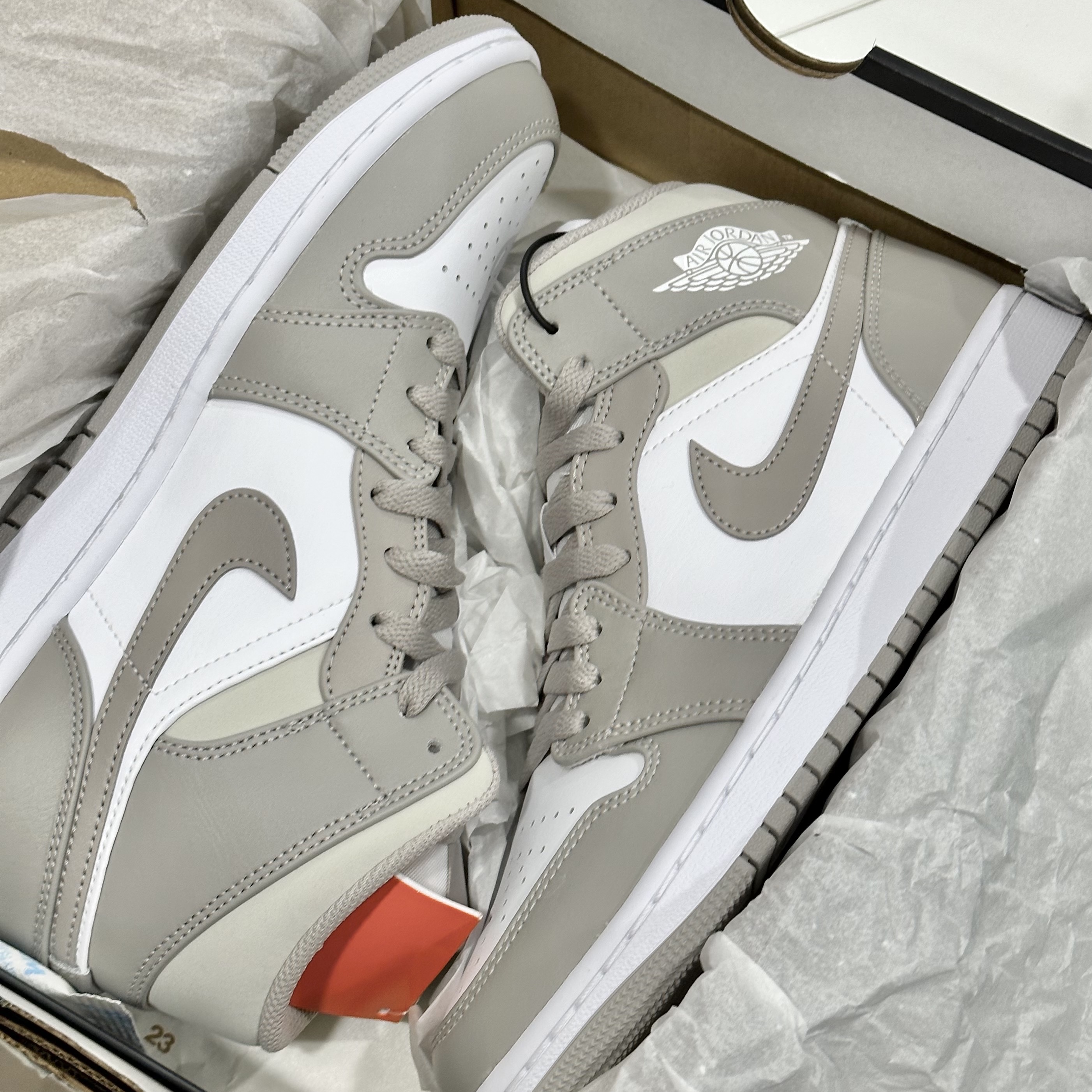 Jordan 1 Mid College Grey 착용 스타일