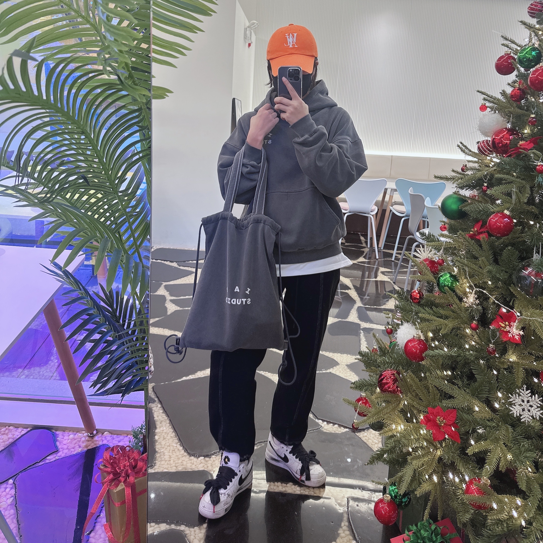 IAB Studio Pigment Hoodie & Sack Black, Nike x Peaceminusone Air Force 1 Low Para-Noise 2.0 착용 스타일