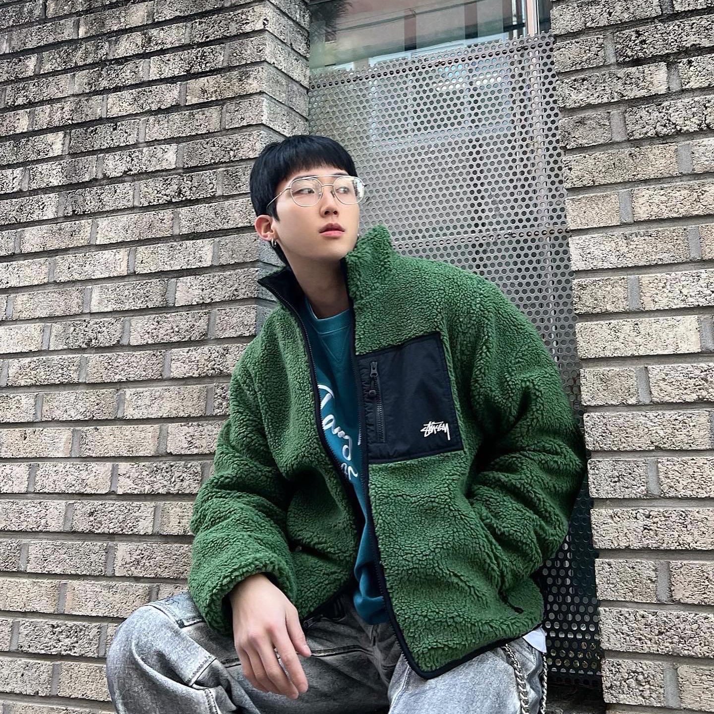 Stussy 8 Ball Sherpa Jacket Green 착용 스타일 - 1