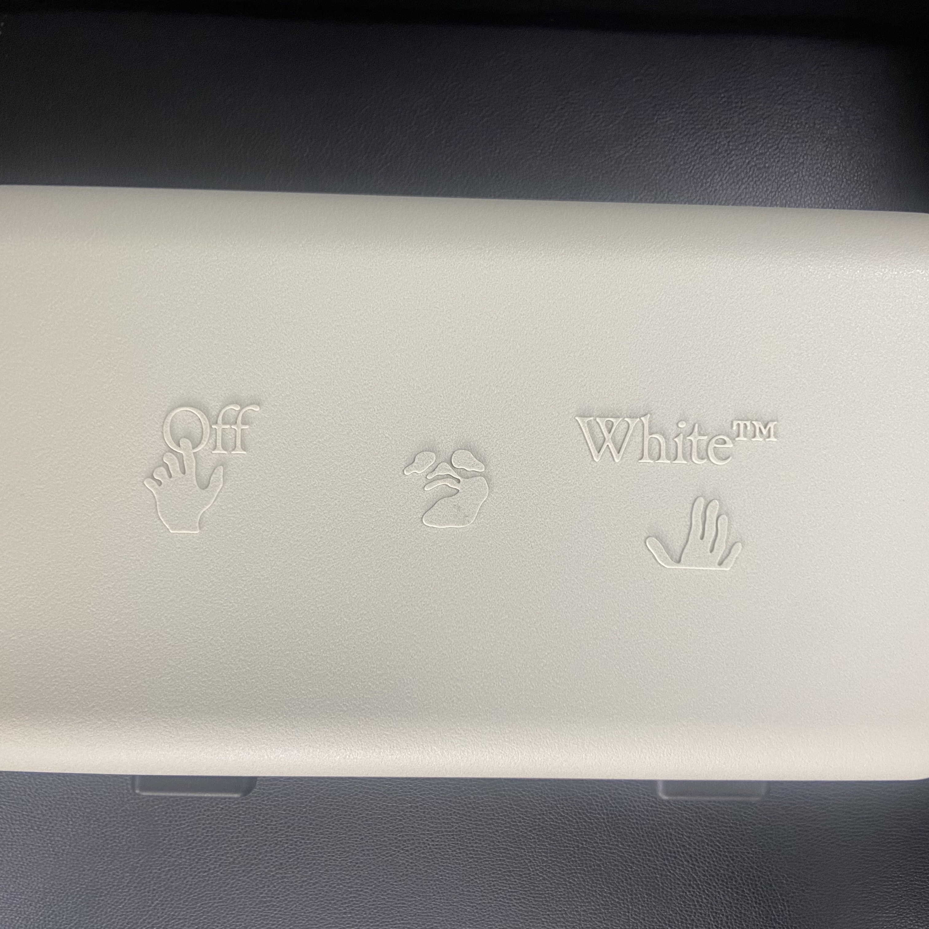 Off-White x Amore Pacific Protection Box (Without Cosmetics) 착용 스타일 - 1