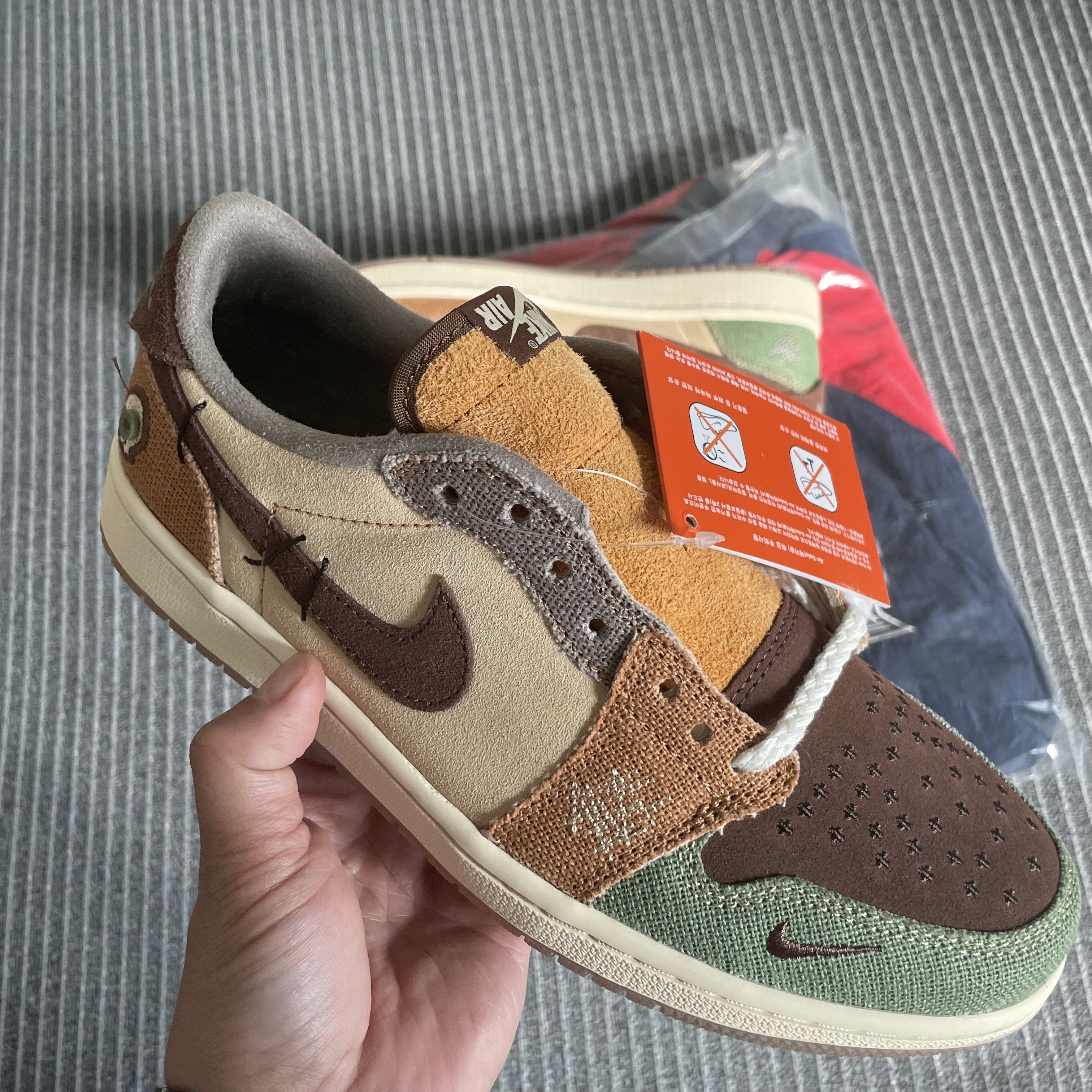 Jordan 1 x Zion Williamson Retro Low OG Flax and Oil Green, Jordan x Trophy Room Wooven Jacket Midnight Navy - Asia 착용 스타일 - 1