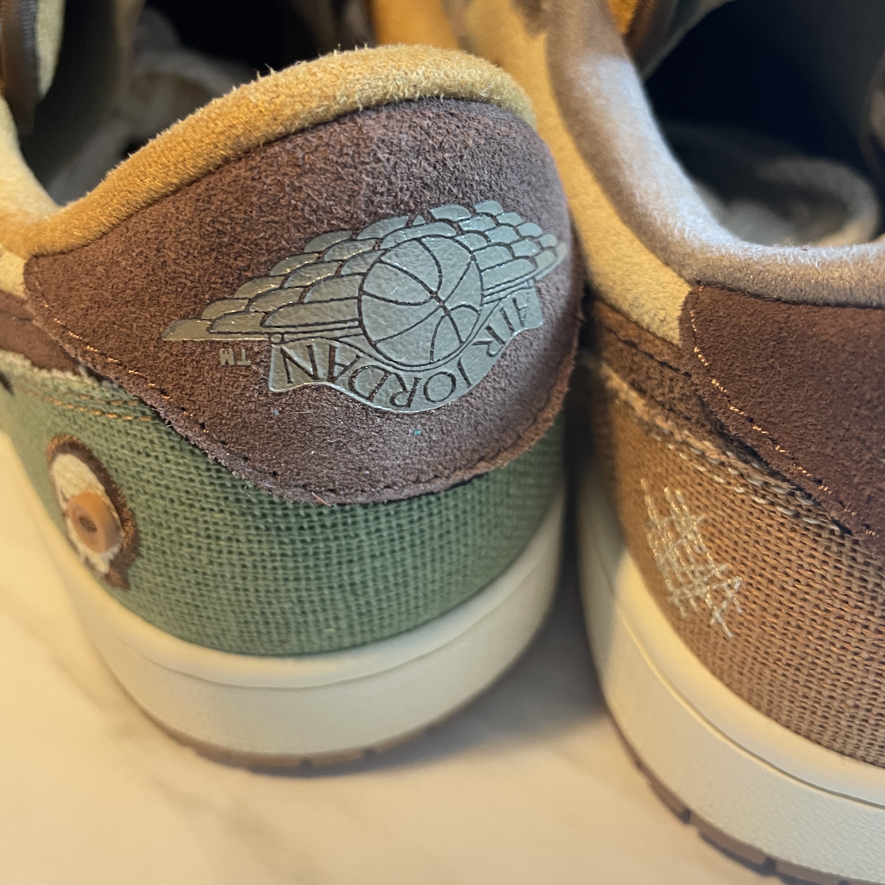 Jordan 1 x Zion Williamson Retro Low OG Flax and Oil Green 착용 스타일 - 3