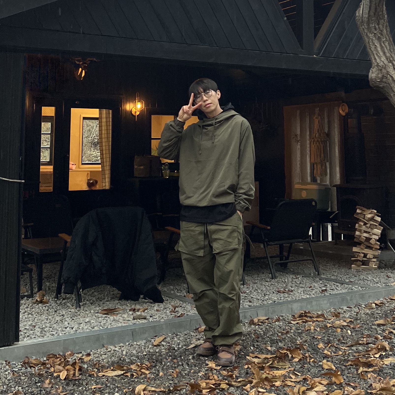 Nike x Stussy Windrunner Jacket Off Noir 착용 스타일 - 2