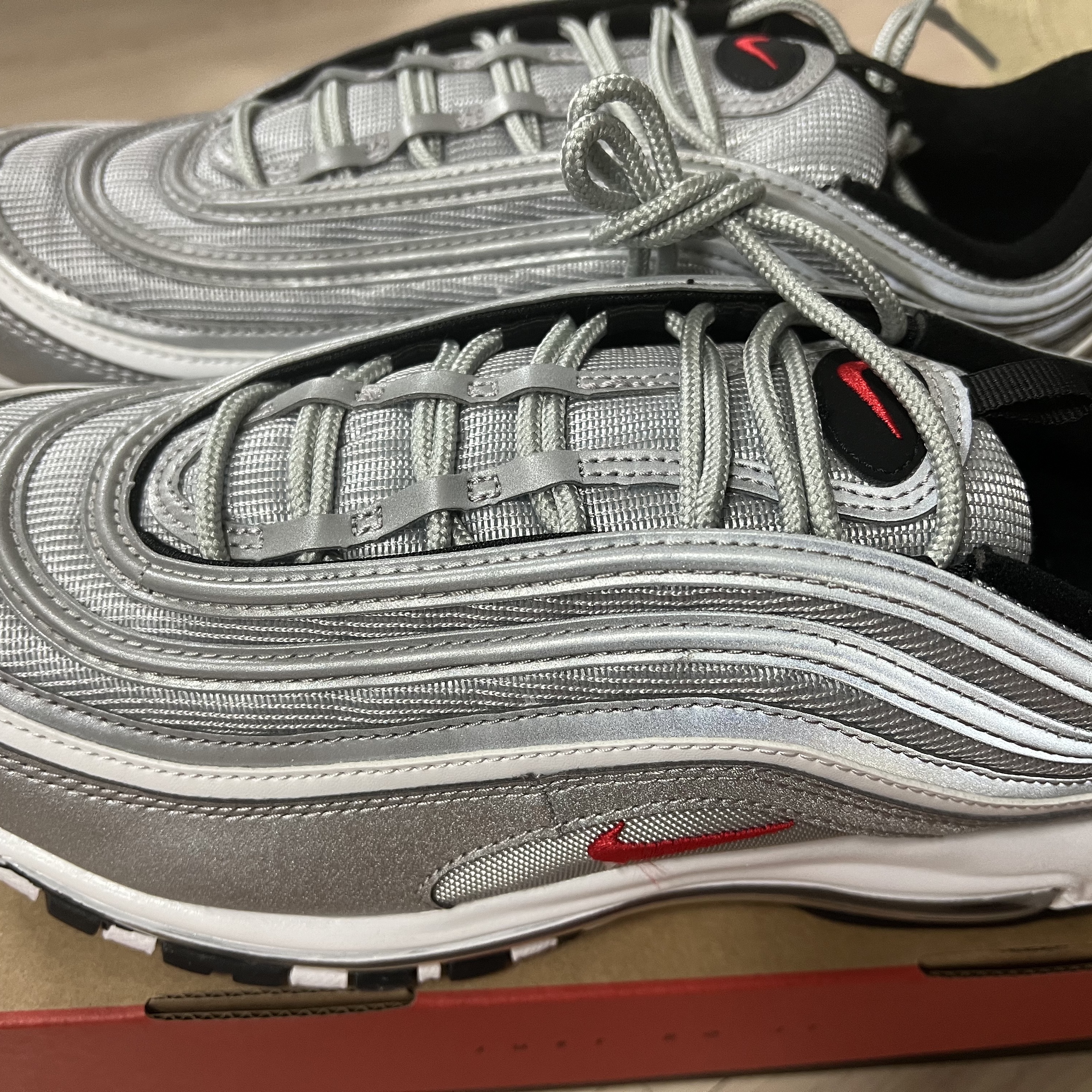 Nike Air Max 97 OG Silver Bullet 2022, Jordan 1 x Zion Williamson Retro Low OG Flax and Oil Green 착용 스타일 - 1