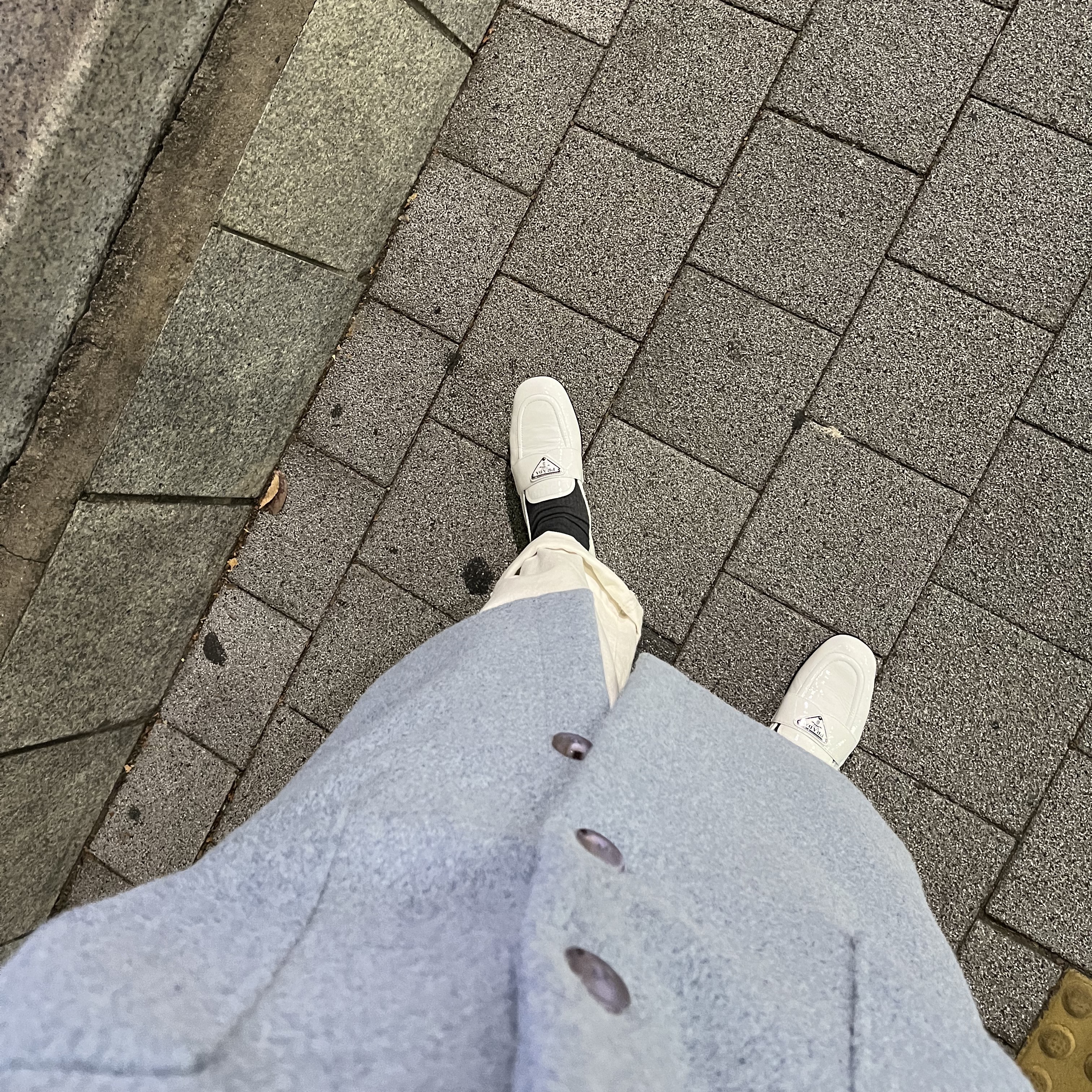 (W) Prada Naplak Patent Leather Loafers White 착용 스타일 - 1